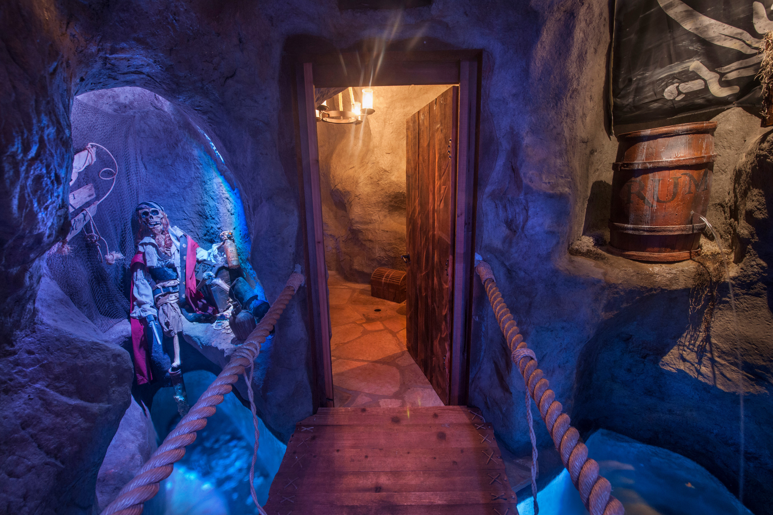 Мода на «пороки»: Зачем нам вещи с изъянами