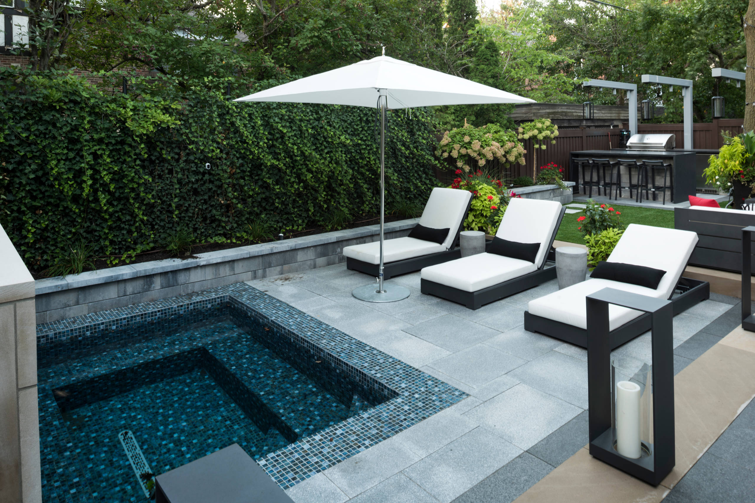 Фотоохота: 49 способов найти место бассейну на шести сотках