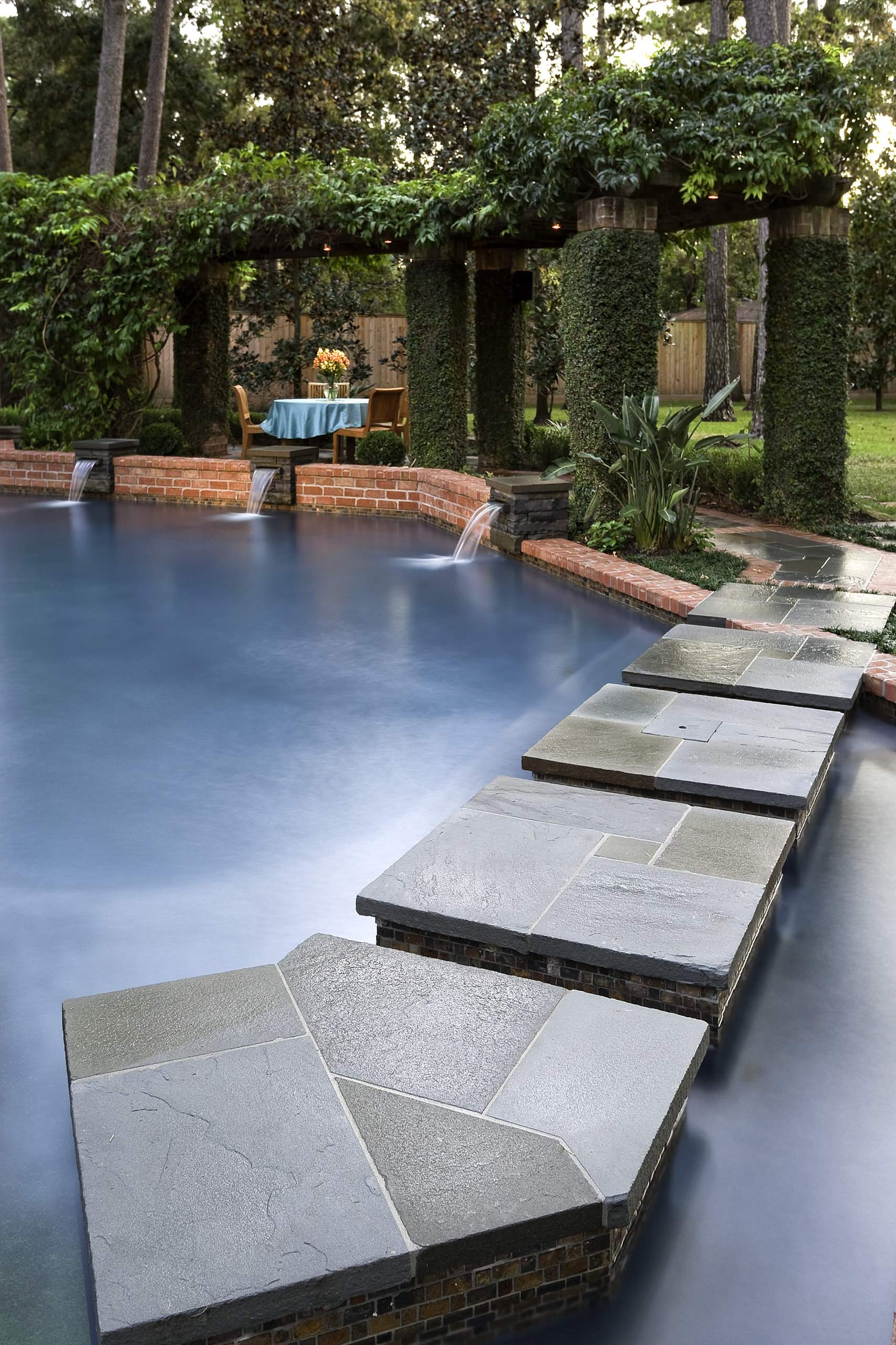 Просто фото: Дорожка по воде в саду — 27 идей