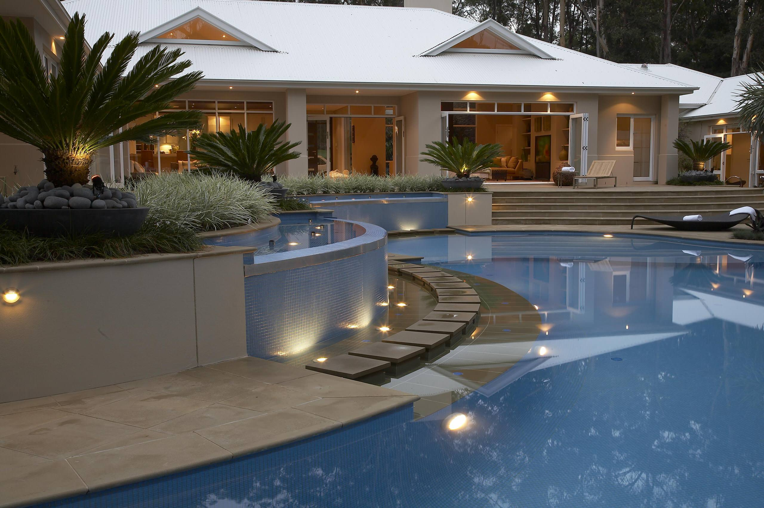 Просто фото: Дорожка по воде в саду — 27 идей