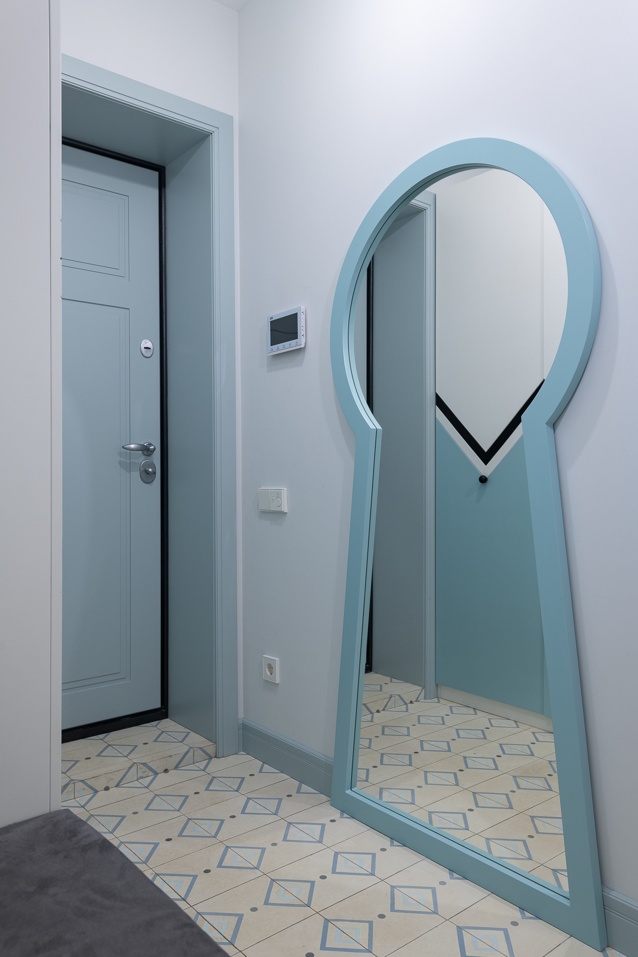 Идеи для узких коридоров и тесных прихожих: убрать нельзя оставить