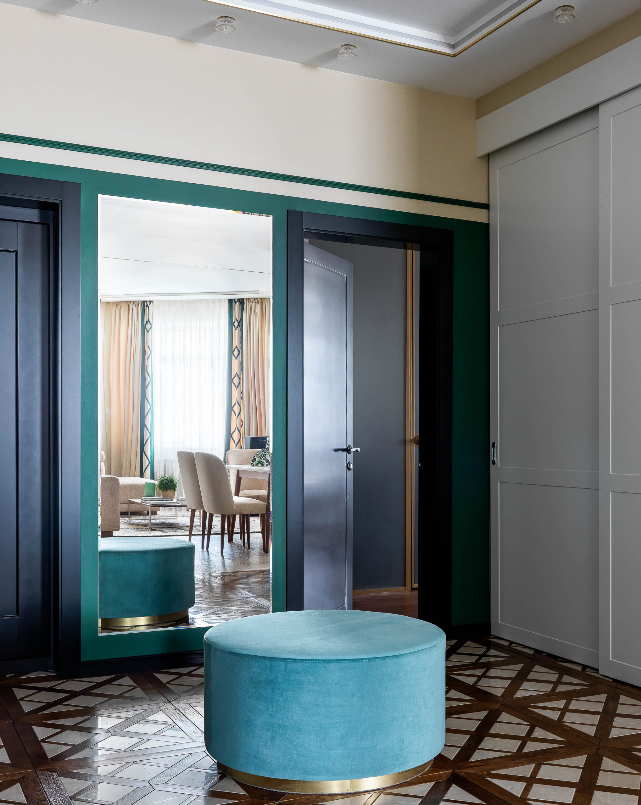 Houzz тур: Изумрудная квартира с фресками и мрамором