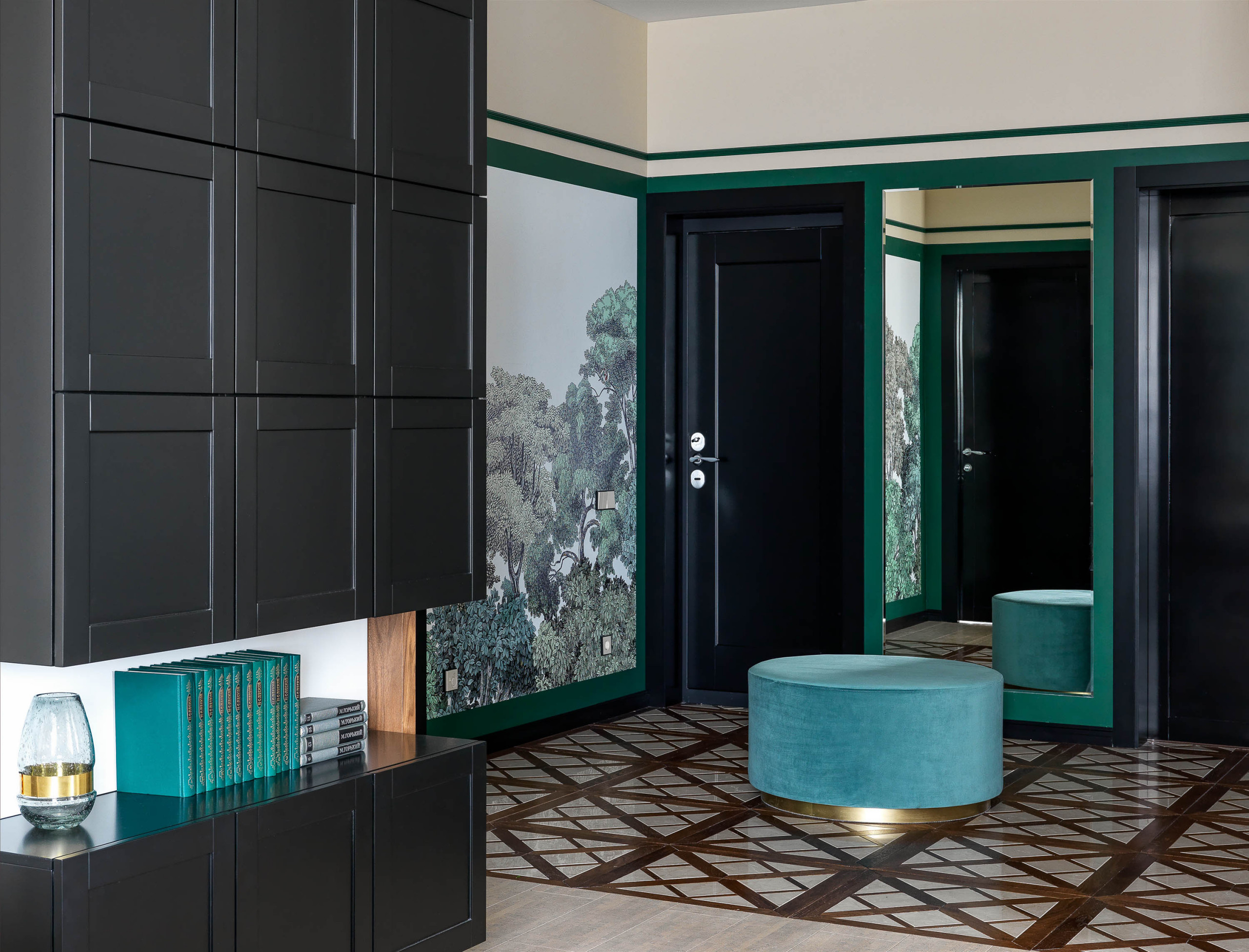 Houzz тур: Изумрудная квартира с фресками и мрамором