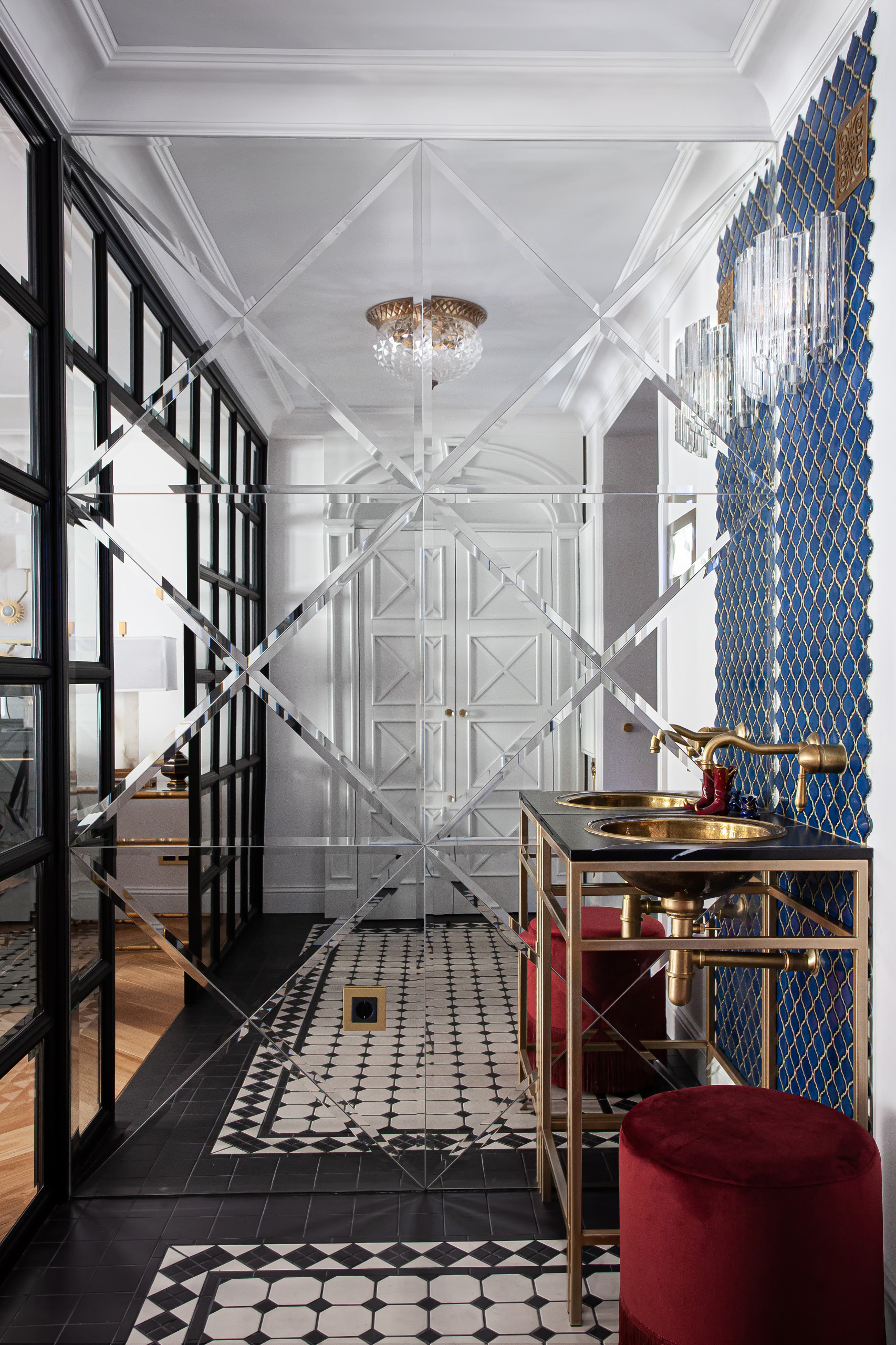 До и после: Квартира с мойкой для обуви в прихожей