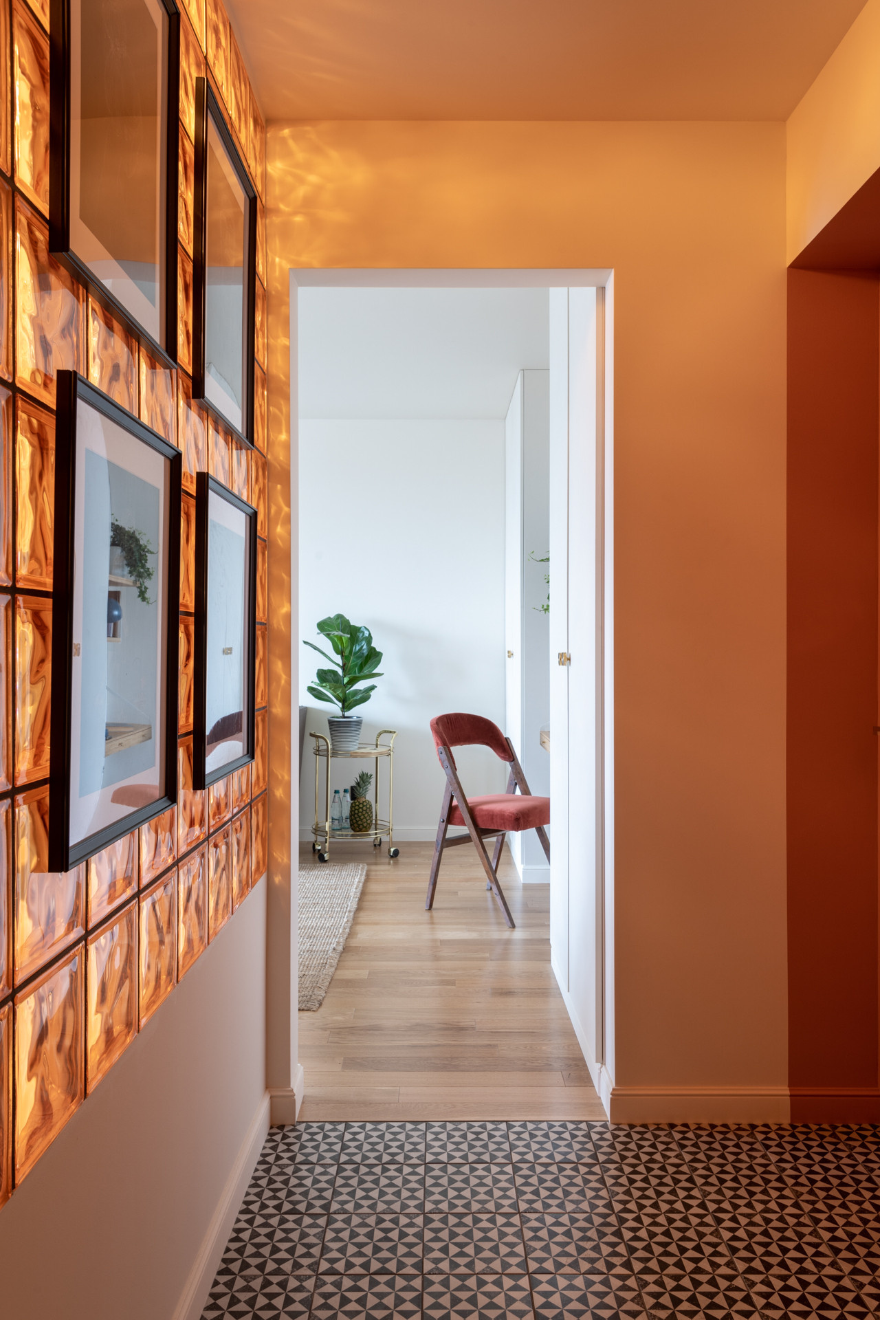 Houzz тур: Квартира со стеклоблоками и винтажными стульями