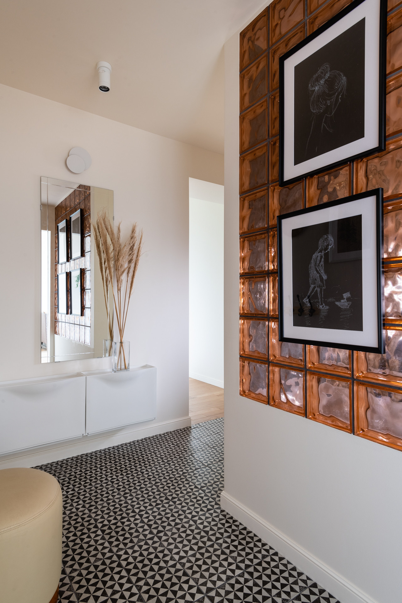 Houzz тур: Квартира со стеклоблоками и винтажными стульями