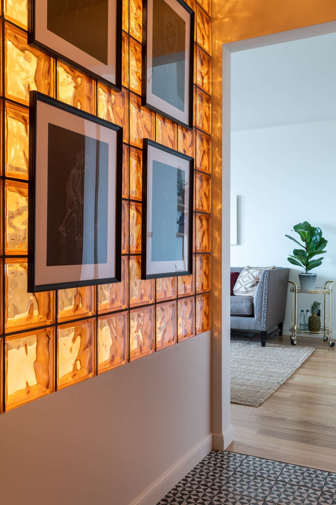 Houzz тур: Квартира со стеклоблоками и винтажными стульями