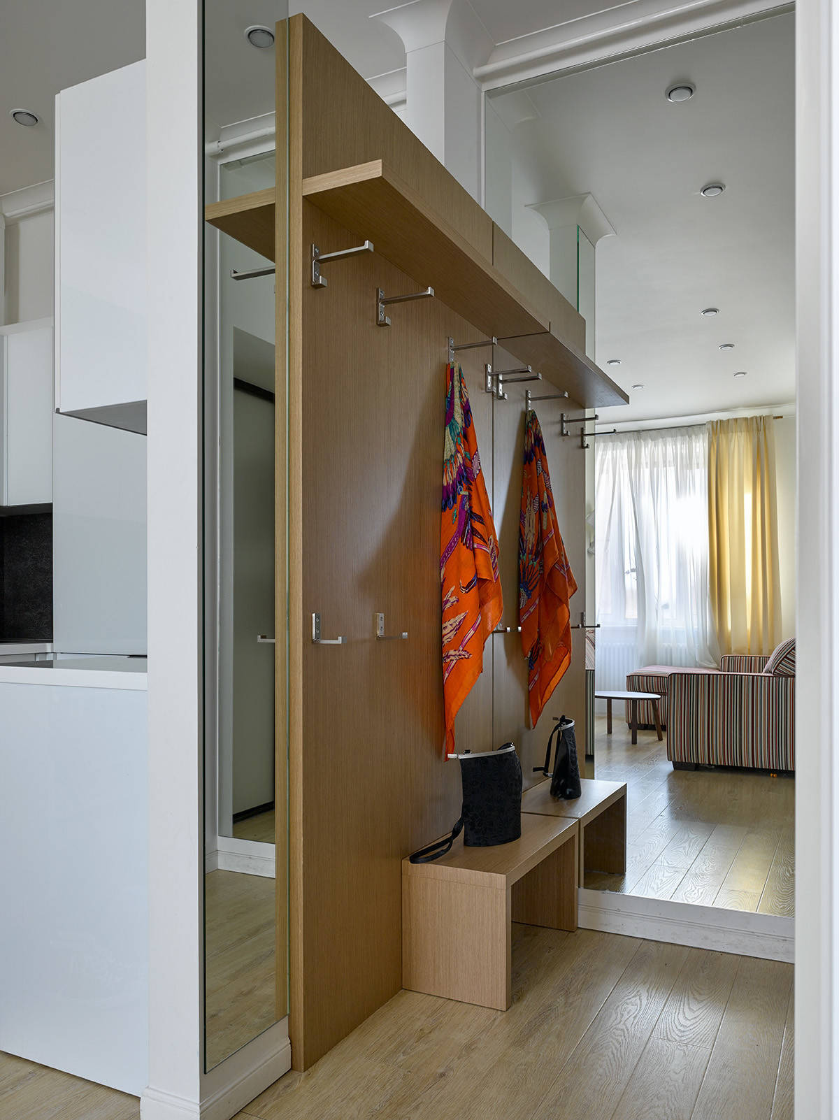 Проблема и решение: 8 проектов, где кухня в прихожей