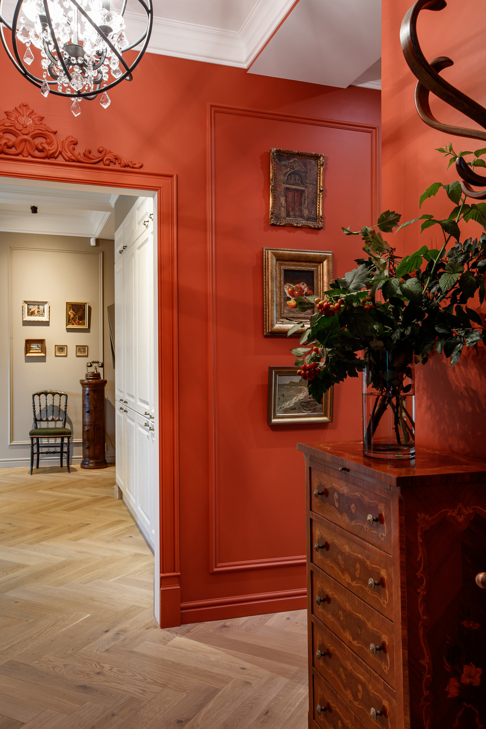 Нет серым будням: Почему яркие цвета в интерьере — это благо