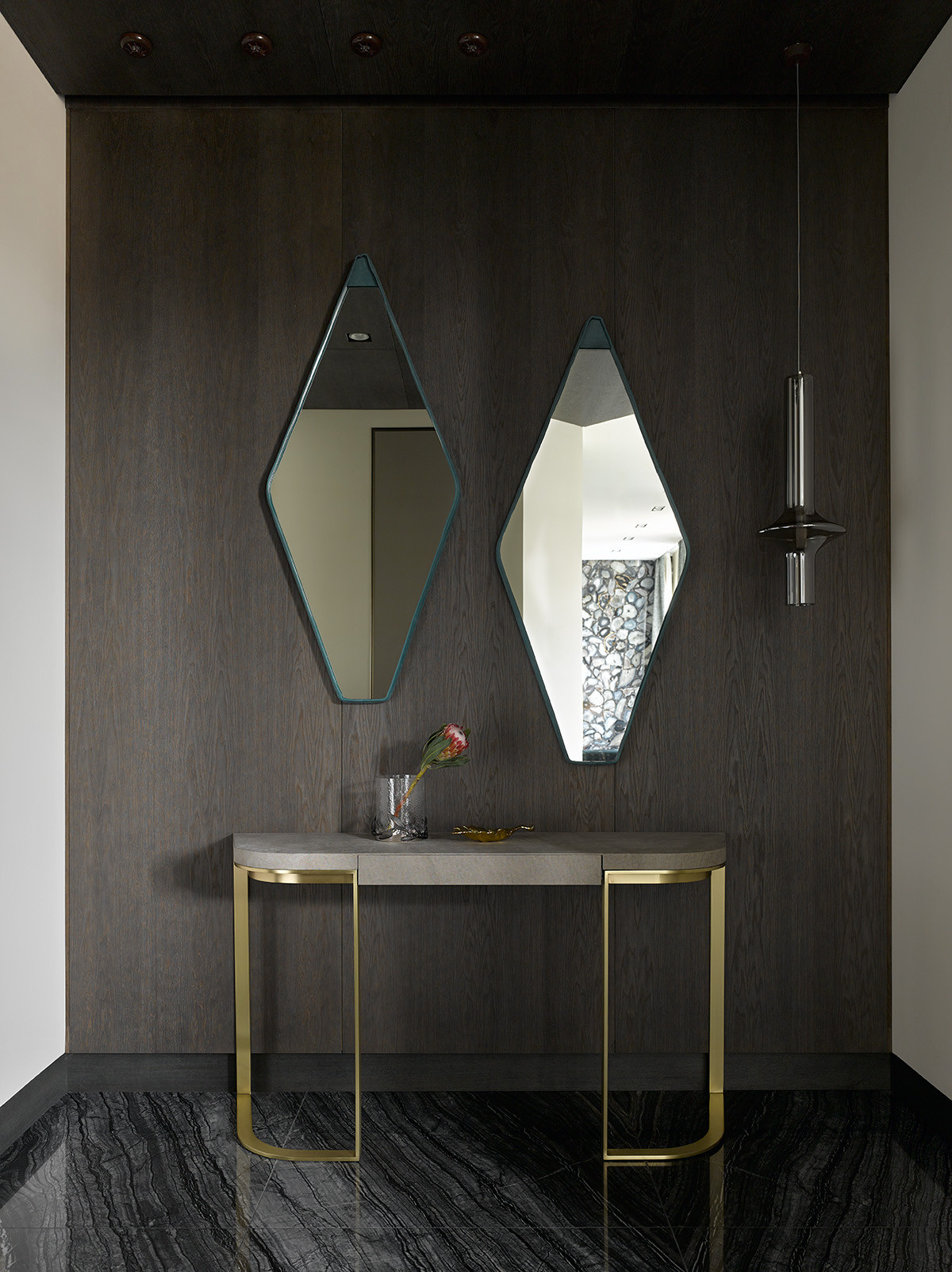 Houzz тур: Квартира с агатами на стенах