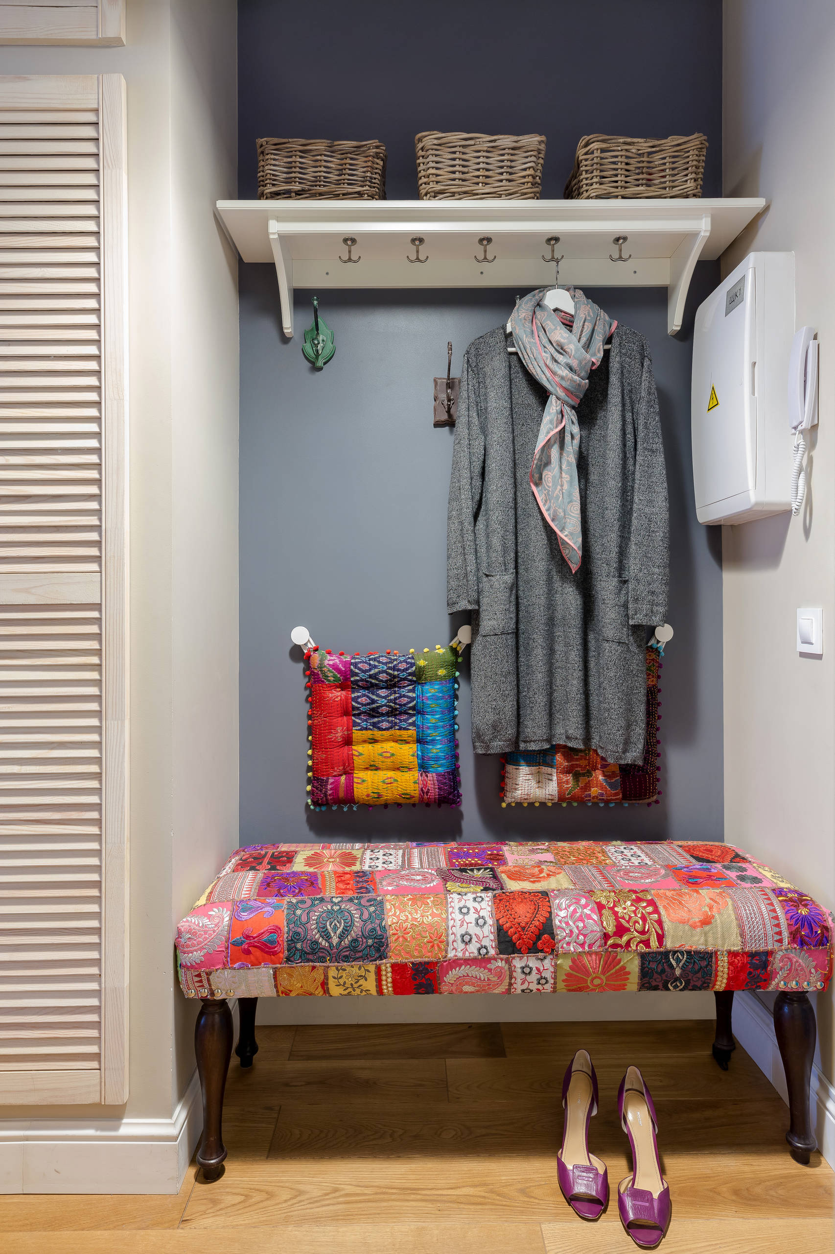 В гостях: 27 кв.м с красным холодильником и бирюзовой дверью