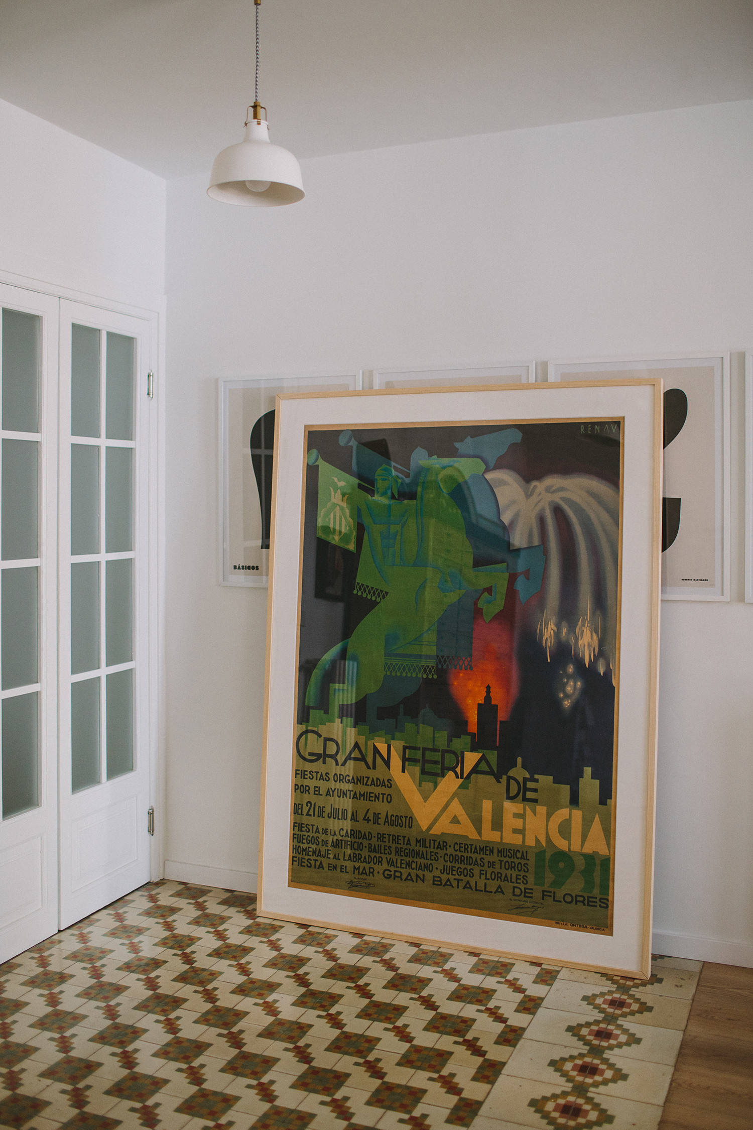 Висеть — и никаких гвоздей: Как закрепить декор на стене