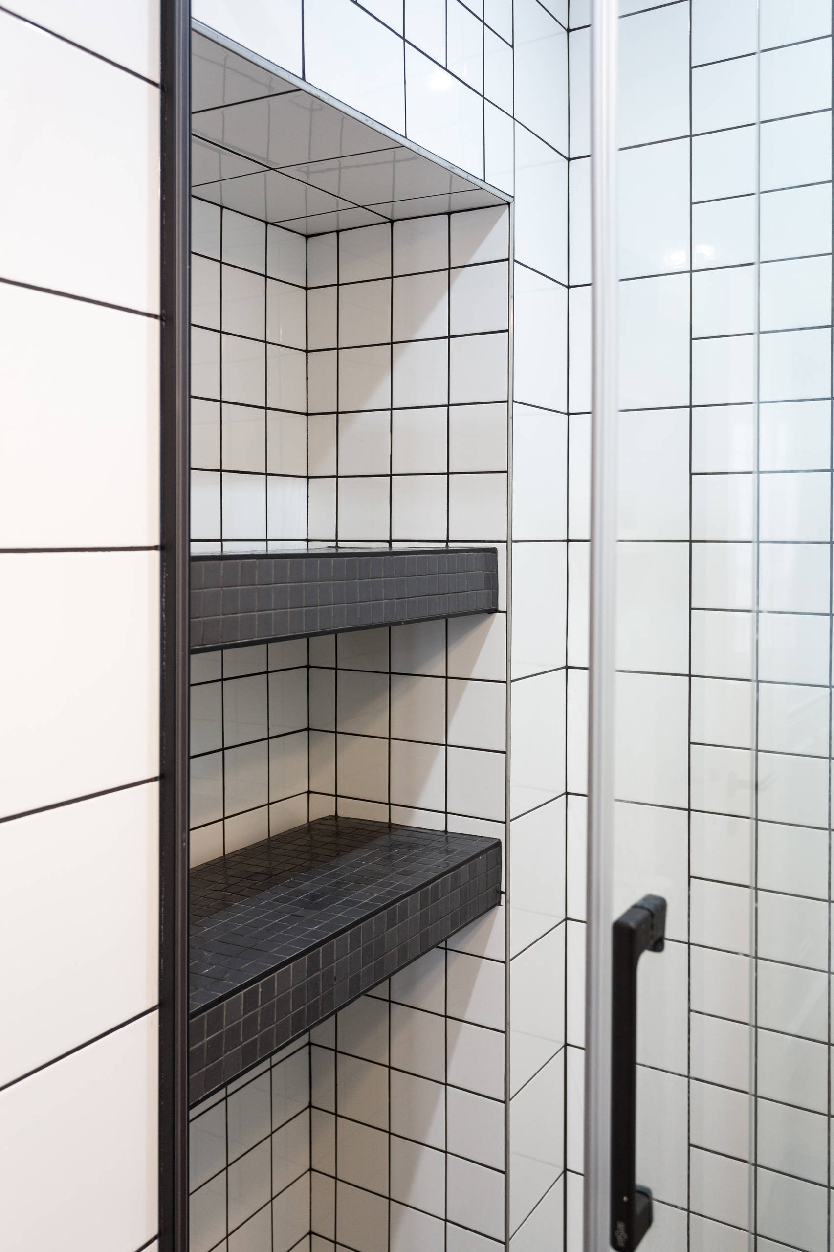 В тренде: Квадратная плитка, уложенная сеткой