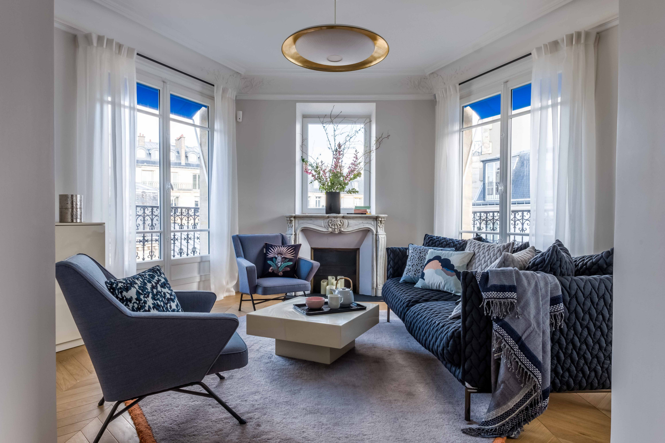 Вопрос: Как расставить диван и кресла