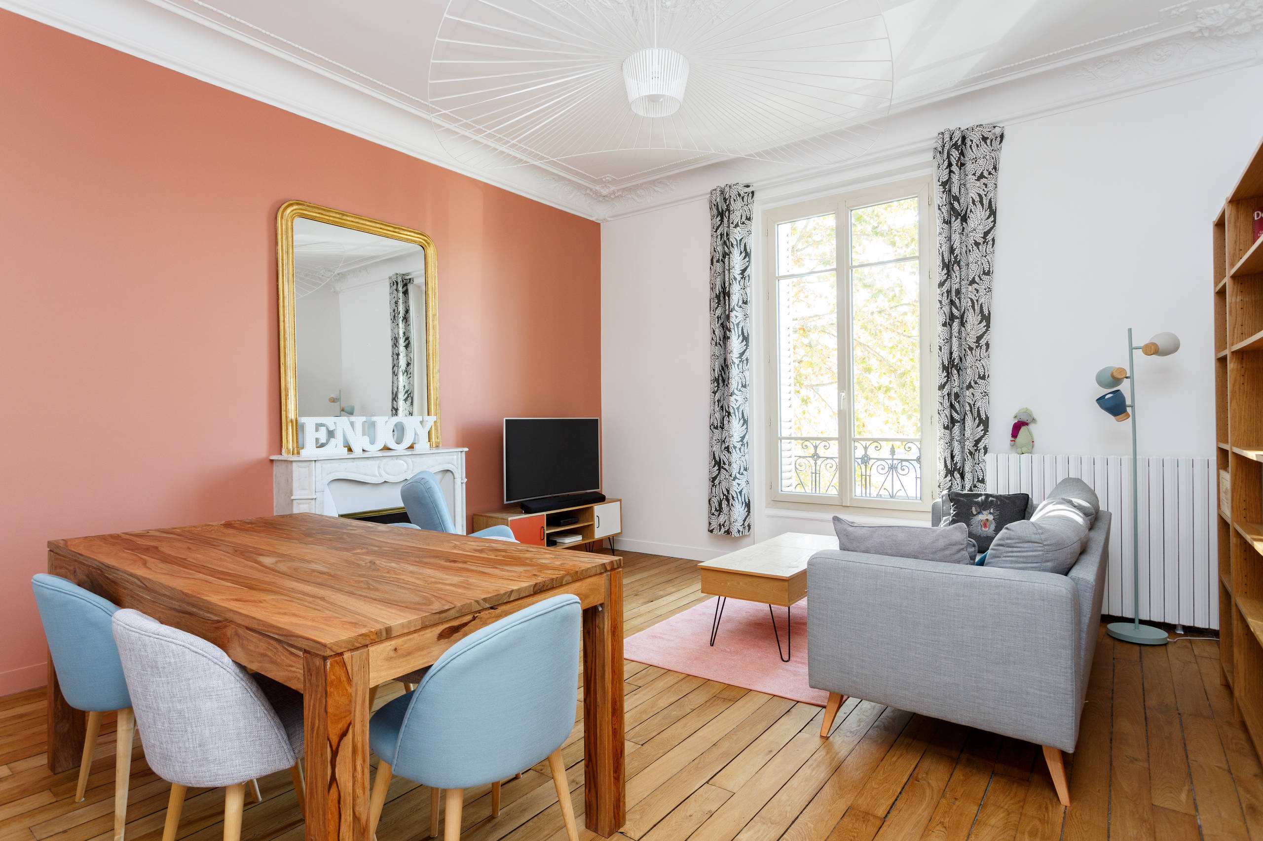 Прием: Обои с монохромным рисунком