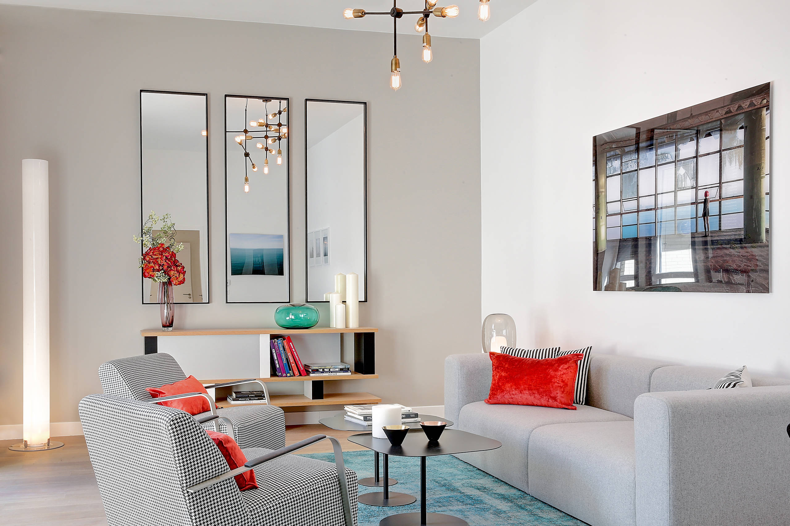 Вопрос: Как расставить диван и кресла