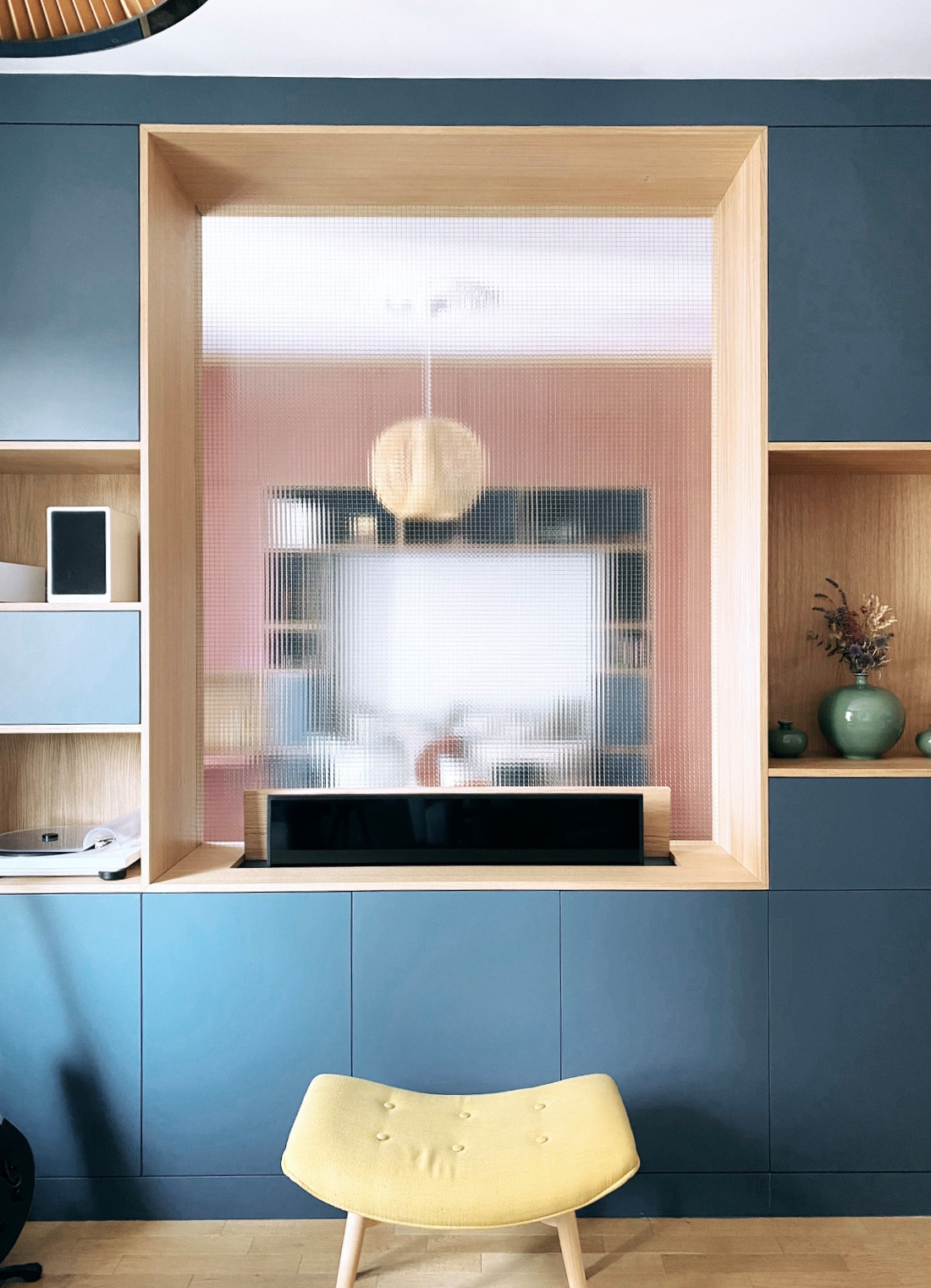 Просто фото: 23 варианта, как спрятать телевизор