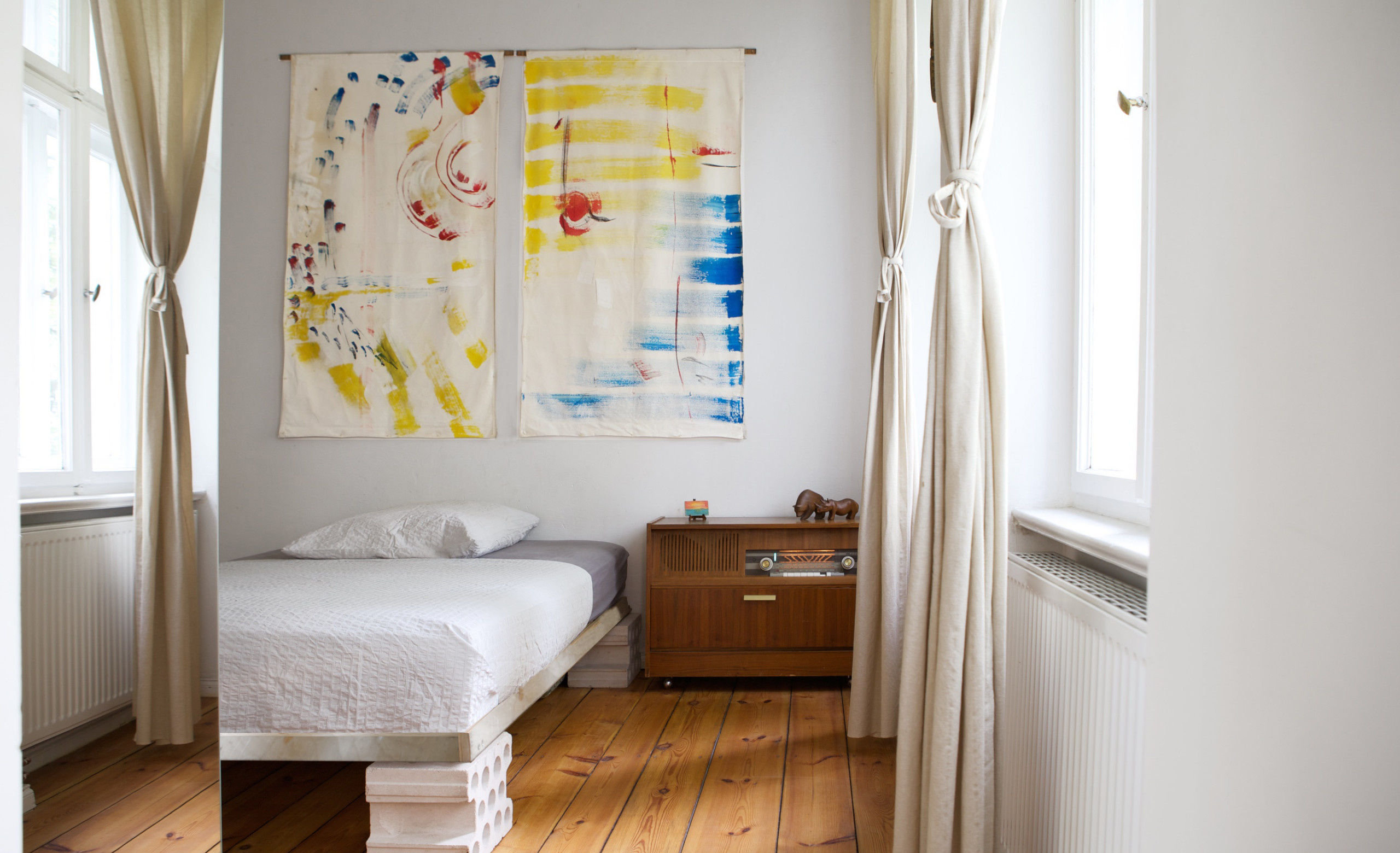 Фотоохота: 101 идея, как обыграть прикроватные тумбочки — с фото