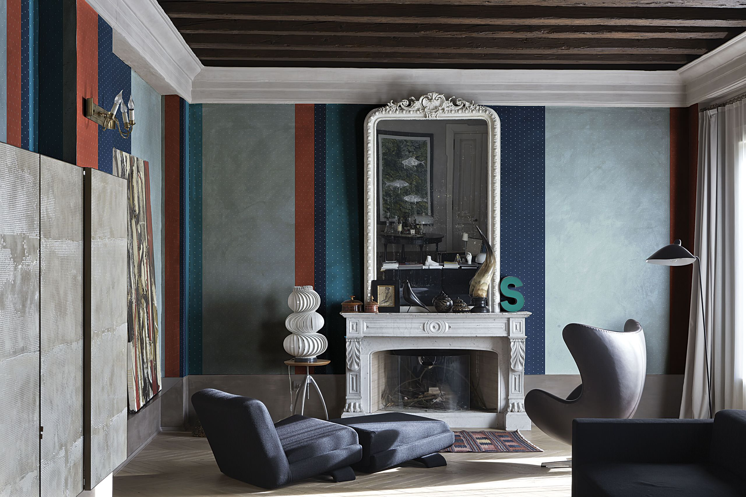 Как правильно: Сочетать два вида обоев в гостиной