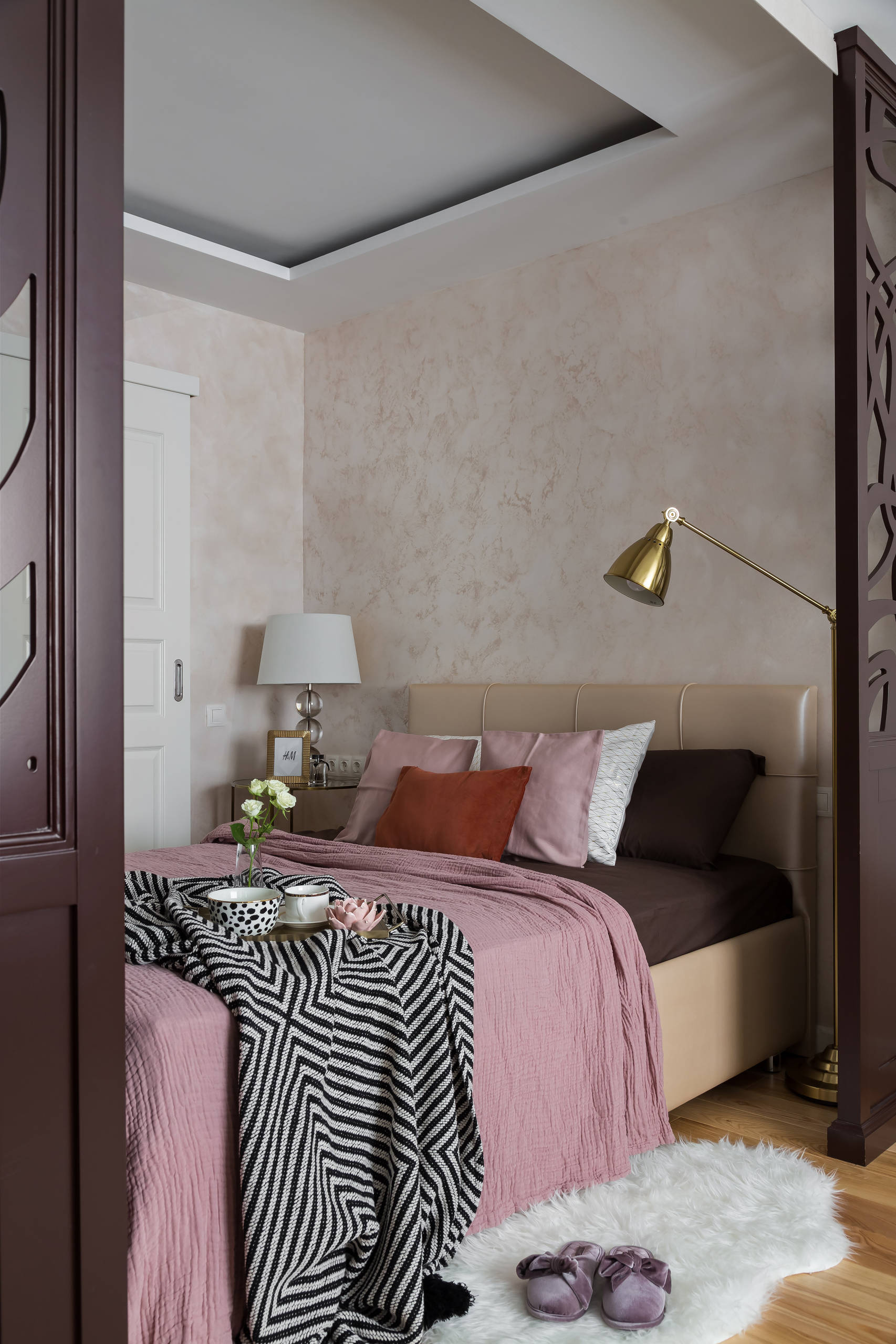 Есть задача: Спальня в гостиной