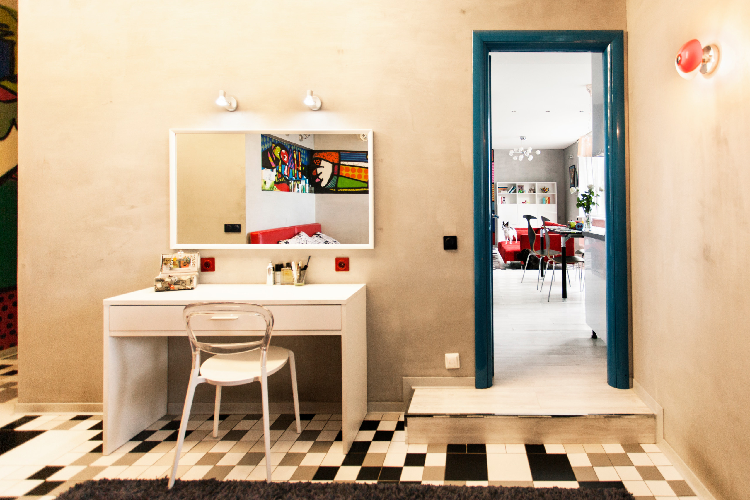 В гостях: Квартира с граффити и двумя добродушными собаками