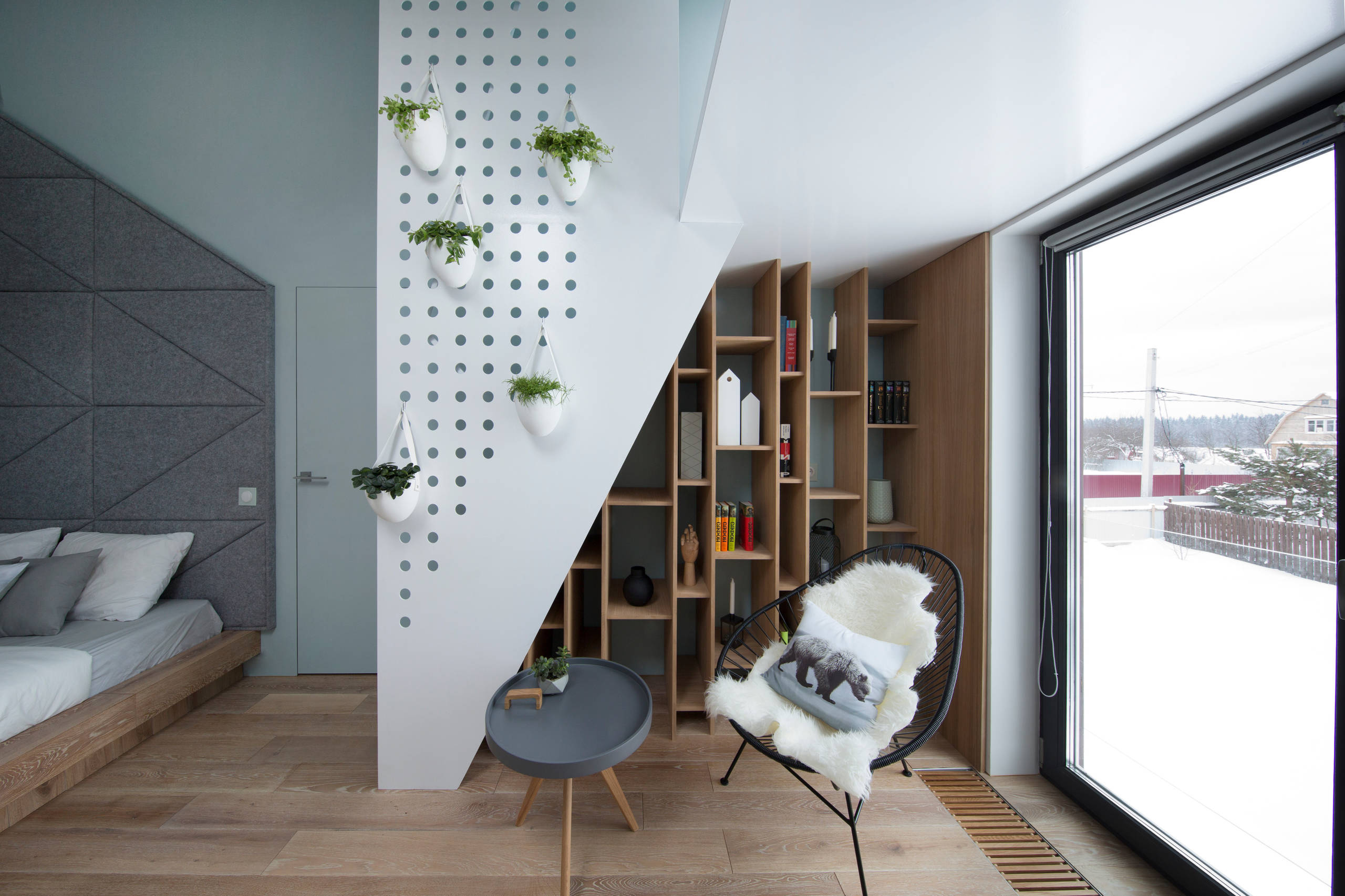 Фотоохота: 21 идея, как задействовать место под лестницей