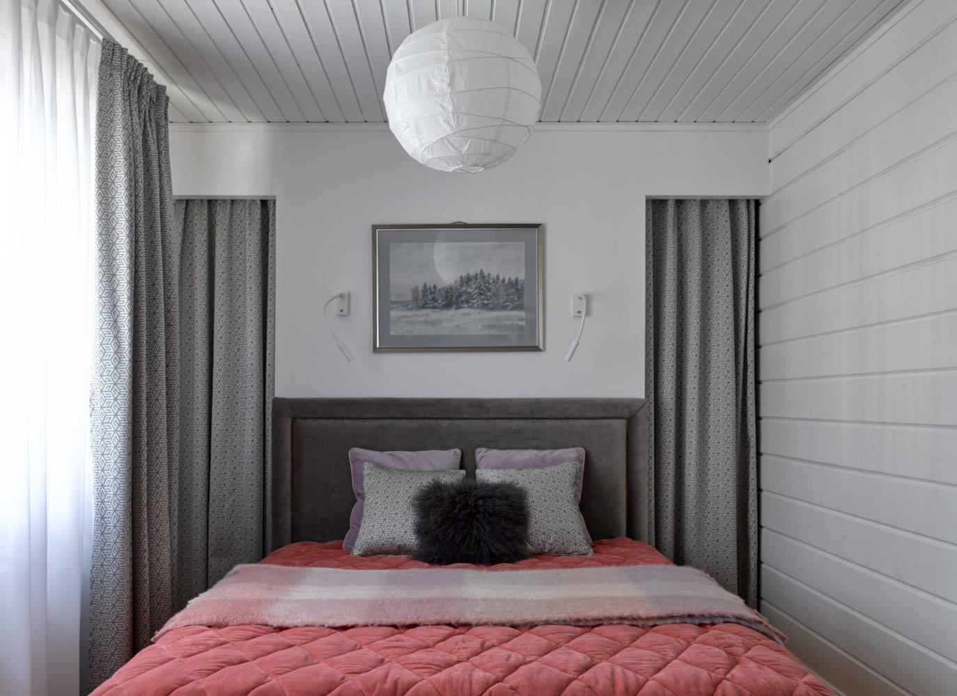 Просто фото: Спальня с гардеробной за изголовьем