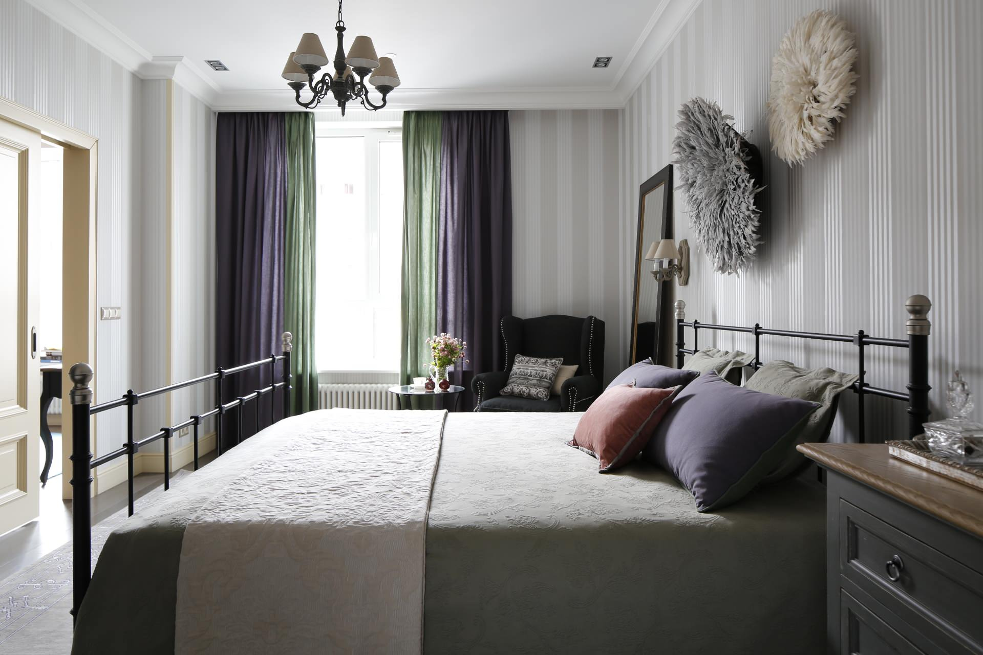 Houzz тур: Розовый носорог и камерунские шляпы в интерьере