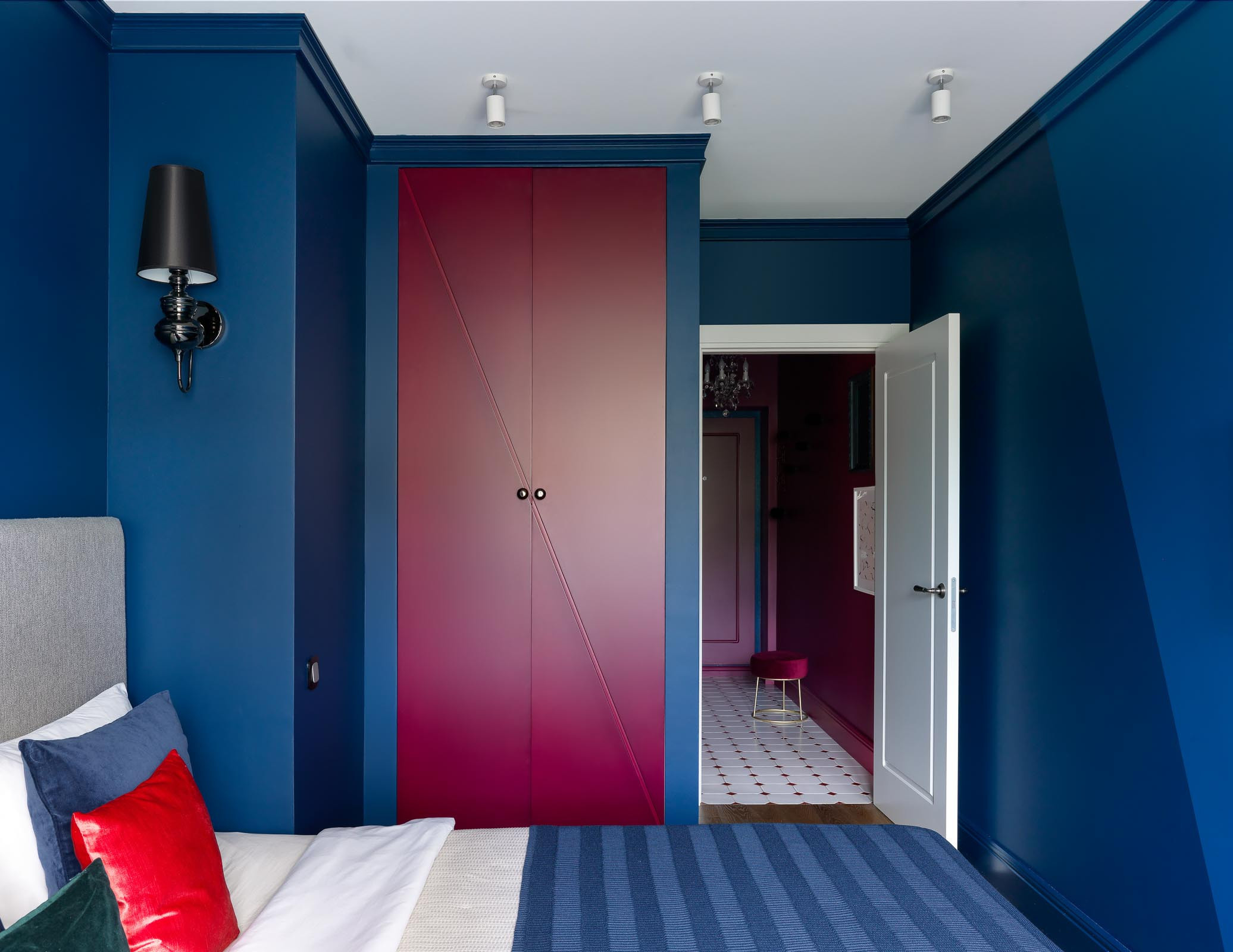 Houzz тур: Двушка 45 кв. м с ягодной прихожей и синей спальней