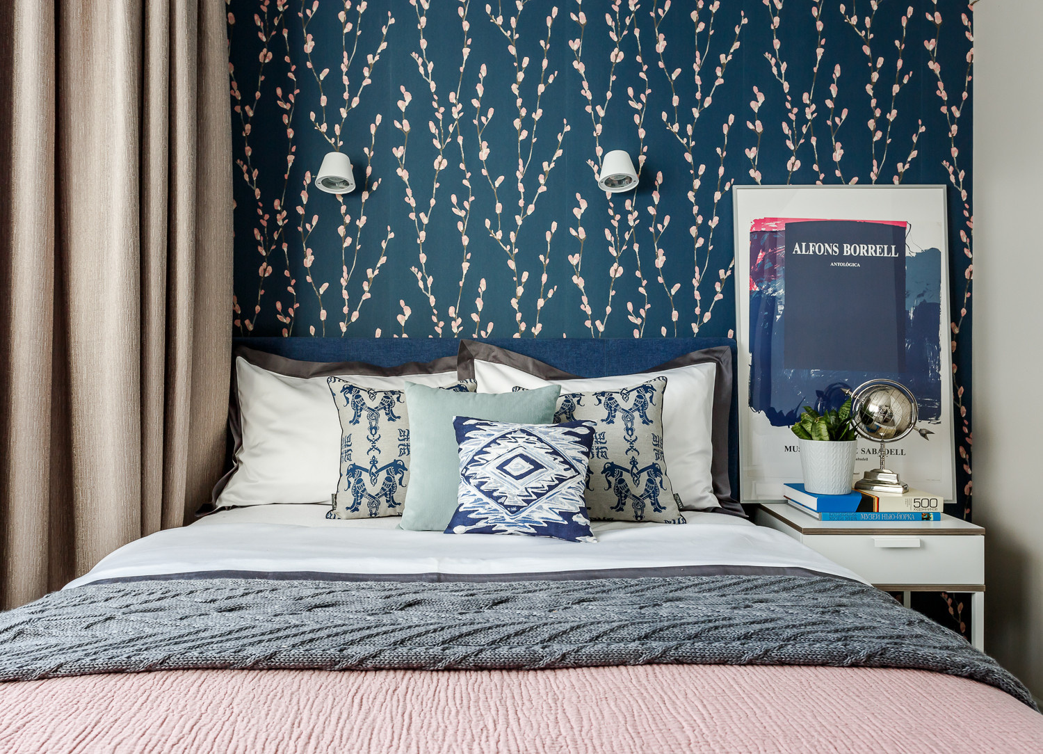 Houzz тур: Квартира для студента — с фрамугами и красным диваном