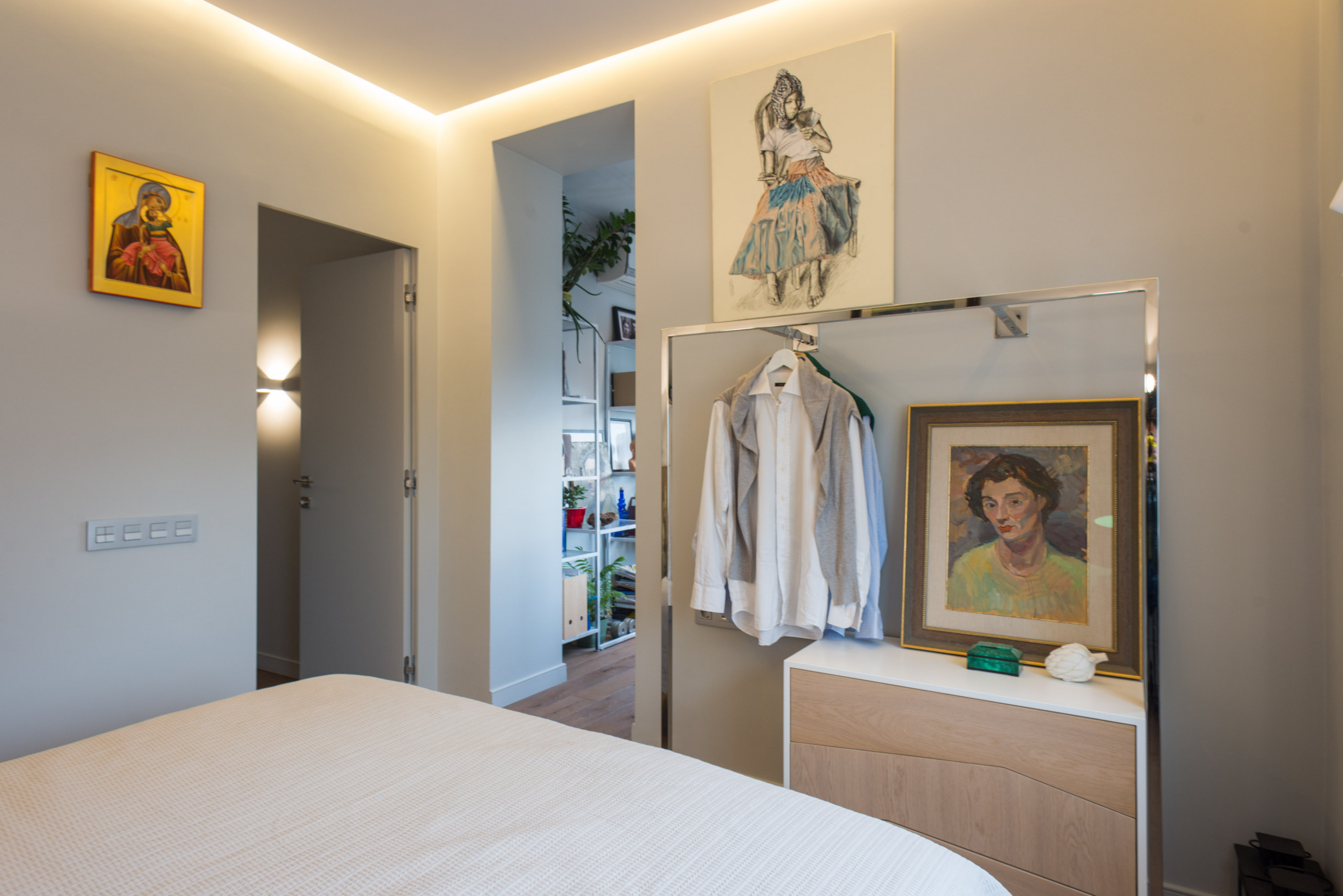 В гостях: Квартира в нейтральных тонах, отделанная деревом и туфом