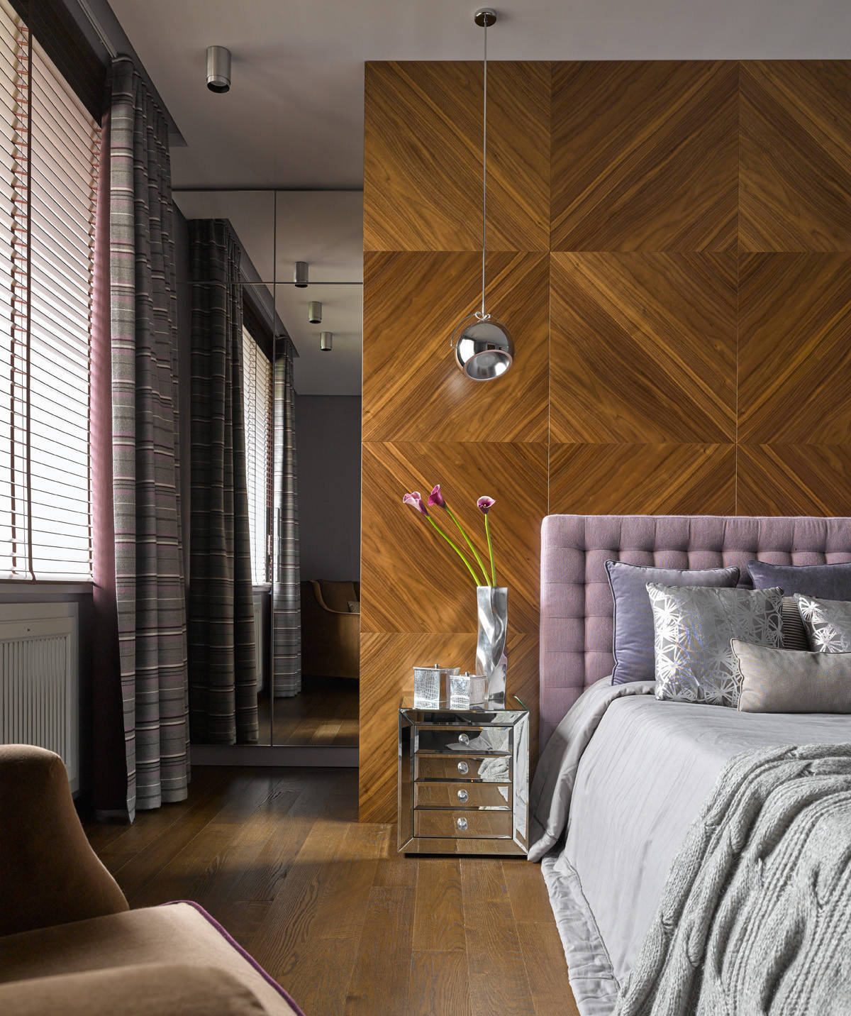 Просто фото: Спальня с гардеробной за изголовьем