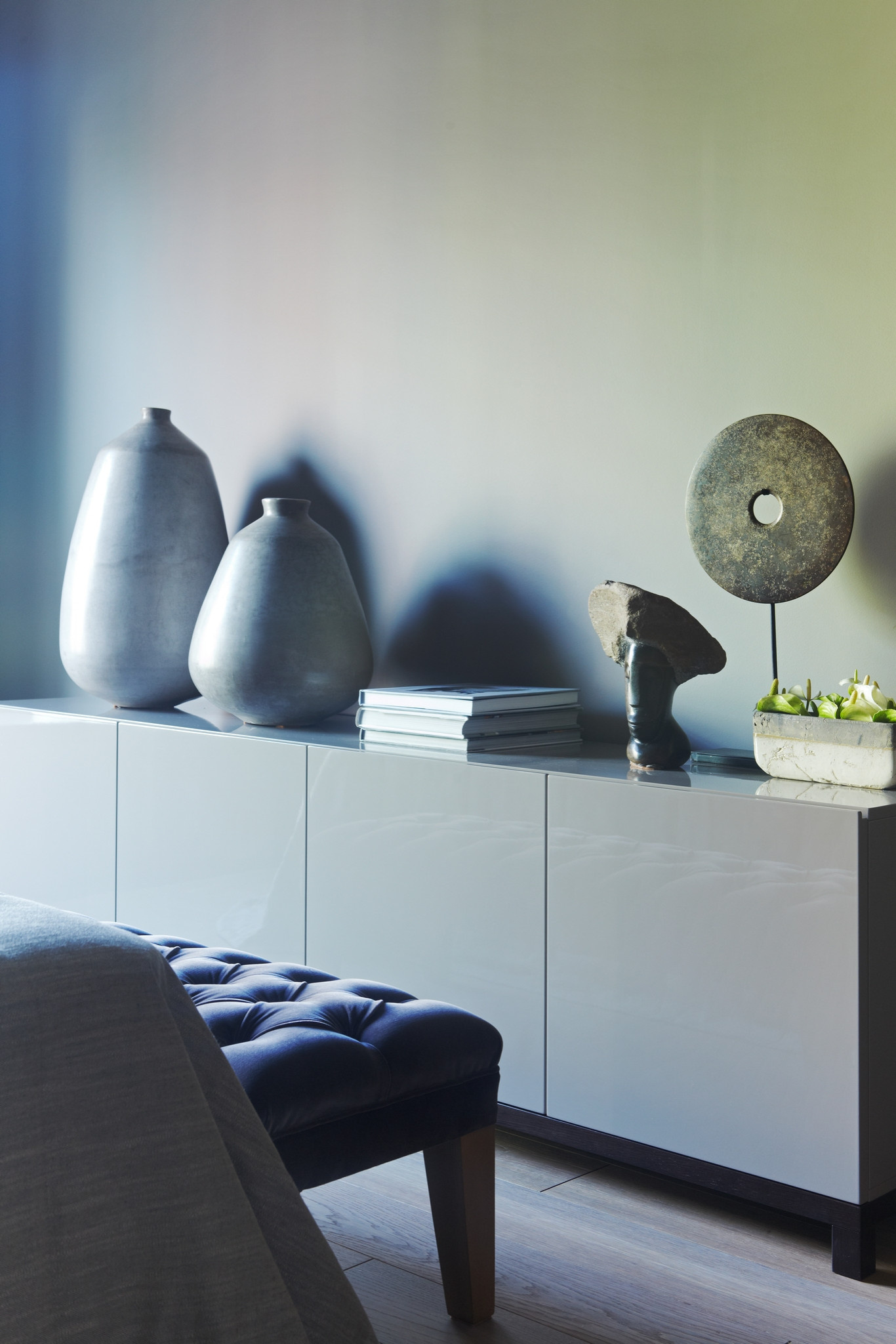 Houzz тур: Квартира с камином в гостиной и злаковым садом во дворе