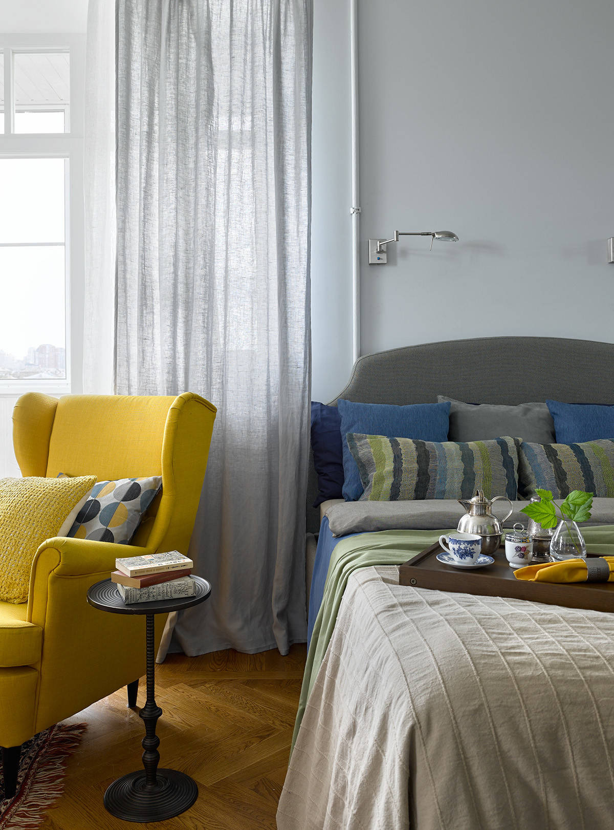 Houzz тур: Интерьер в сталинке с картинами из семейной коллекции