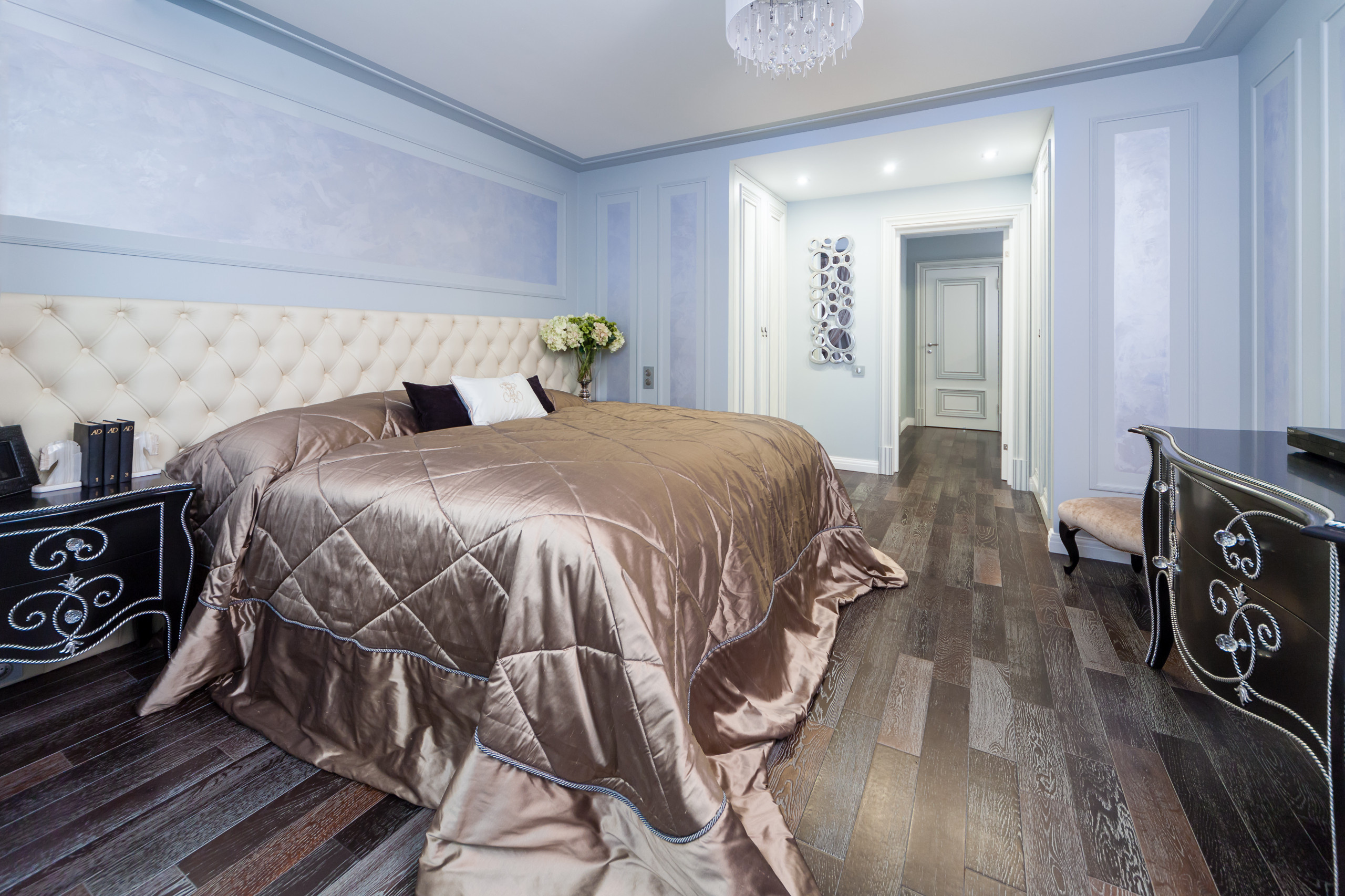 Houzz тур: Квартира с гипсовым барельефом и холодными оттенками