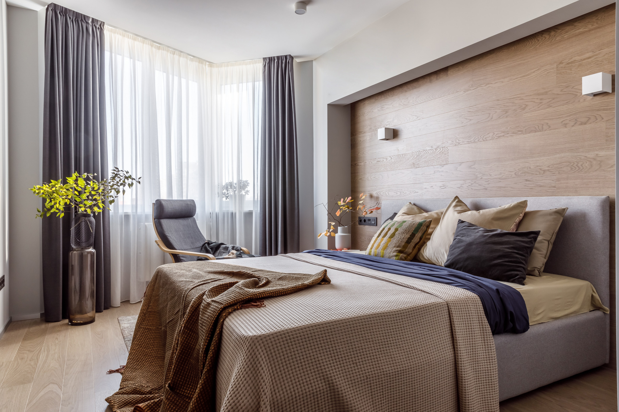 Houzz тур: Квартира для пары — любителей серого цвета и дерева