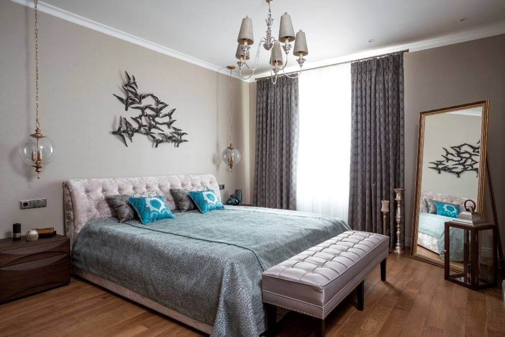 Houzz тур: Оттенки синего и блеск зеркал в двухуровневой квартире