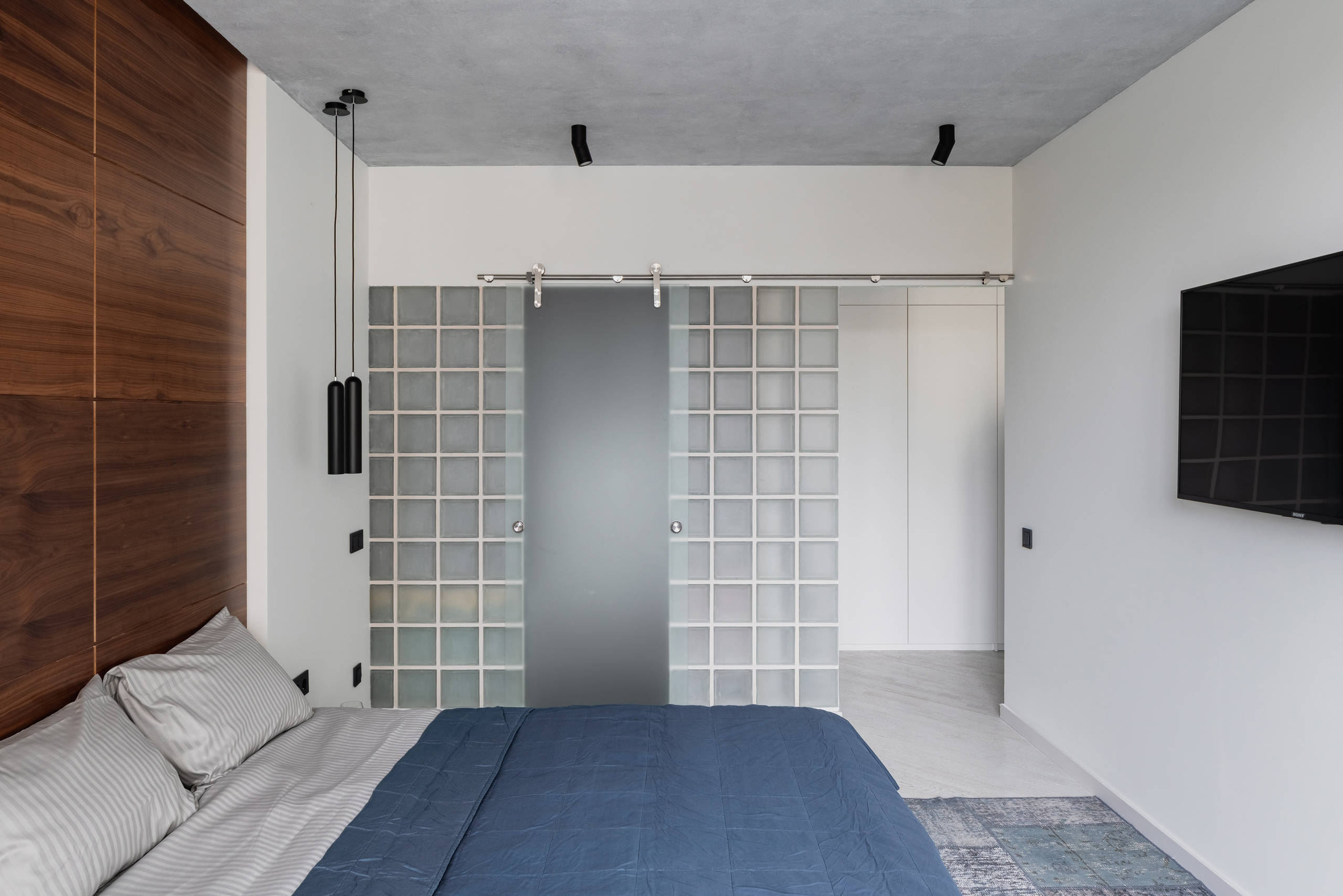 Houzz тур: Стеклоблоки вместо стен и минимум дверей в Петербурге