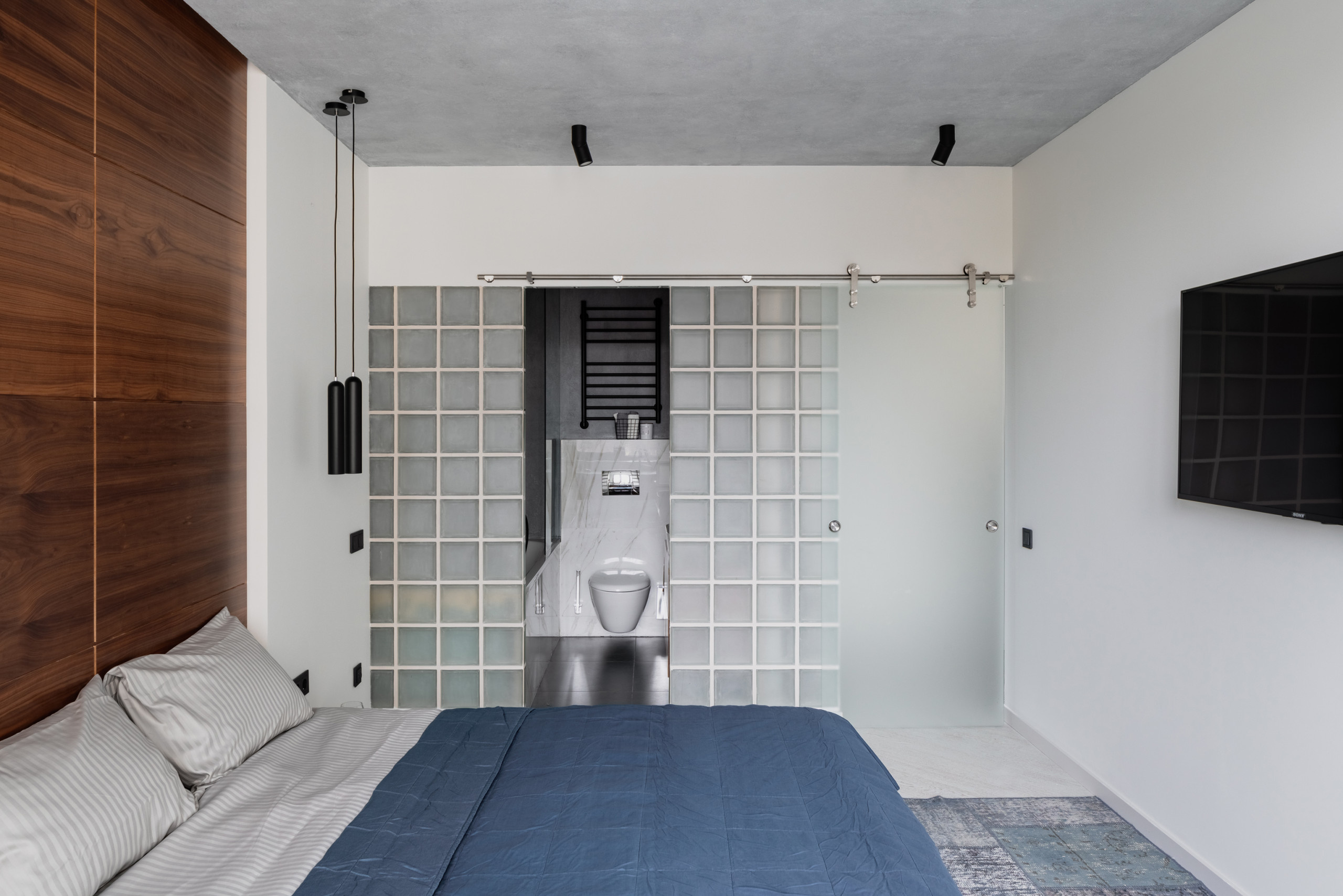 Houzz тур: Стеклоблоки вместо стен и минимум дверей в Петербурге