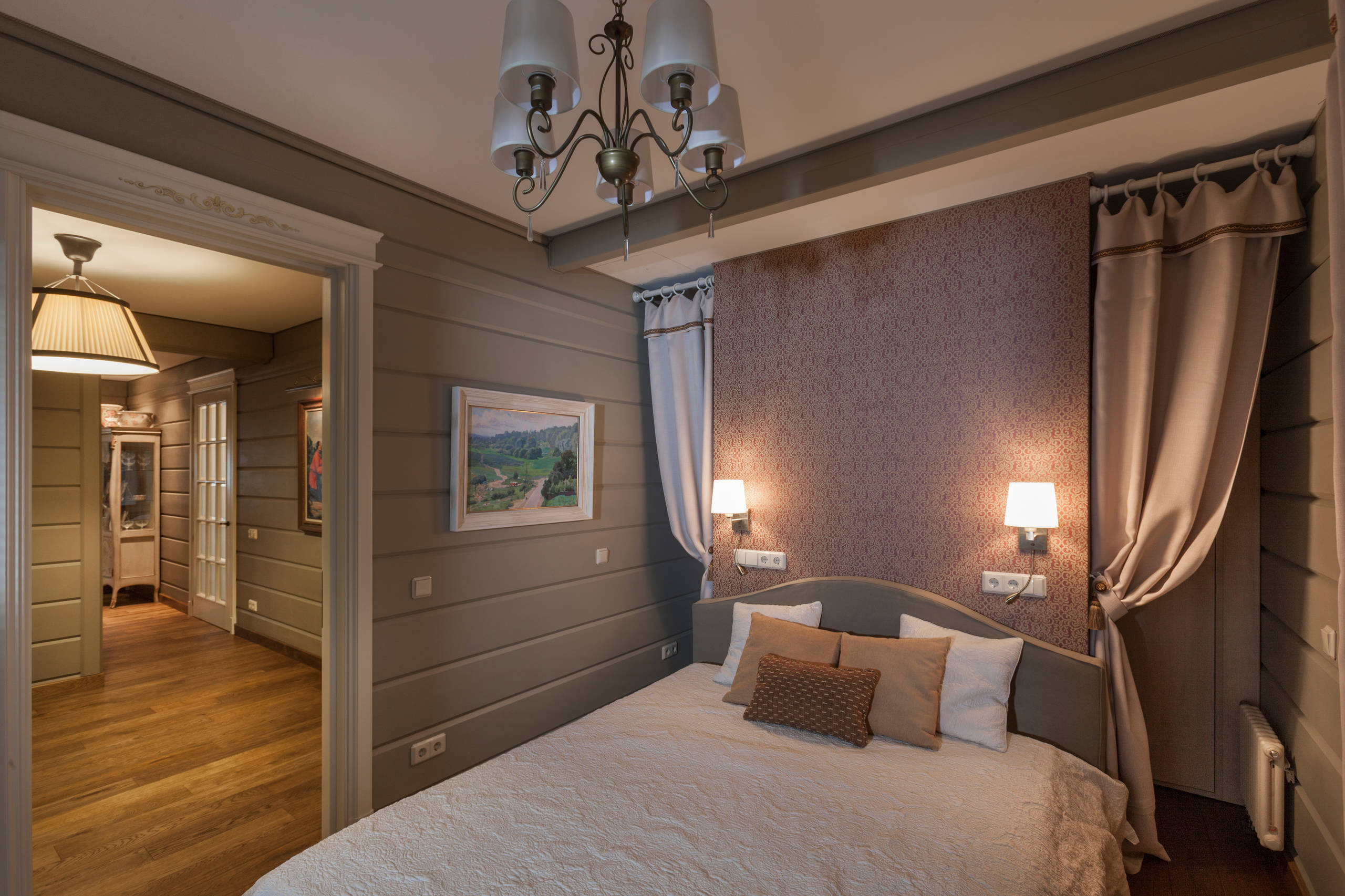 Просто фото: Спальня с гардеробной за изголовьем