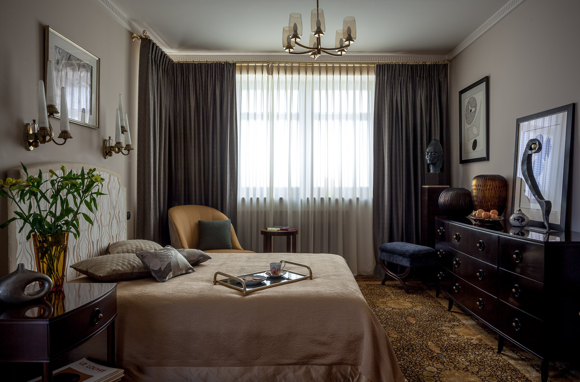 Houzz тур: Квартира с комодом эпохи ар деко и мотивом Эркюля Пуаро