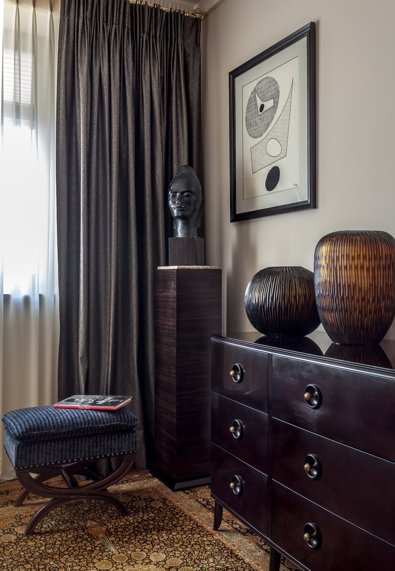 Houzz тур: Квартира с комодом эпохи ар деко и мотивом Эркюля Пуаро