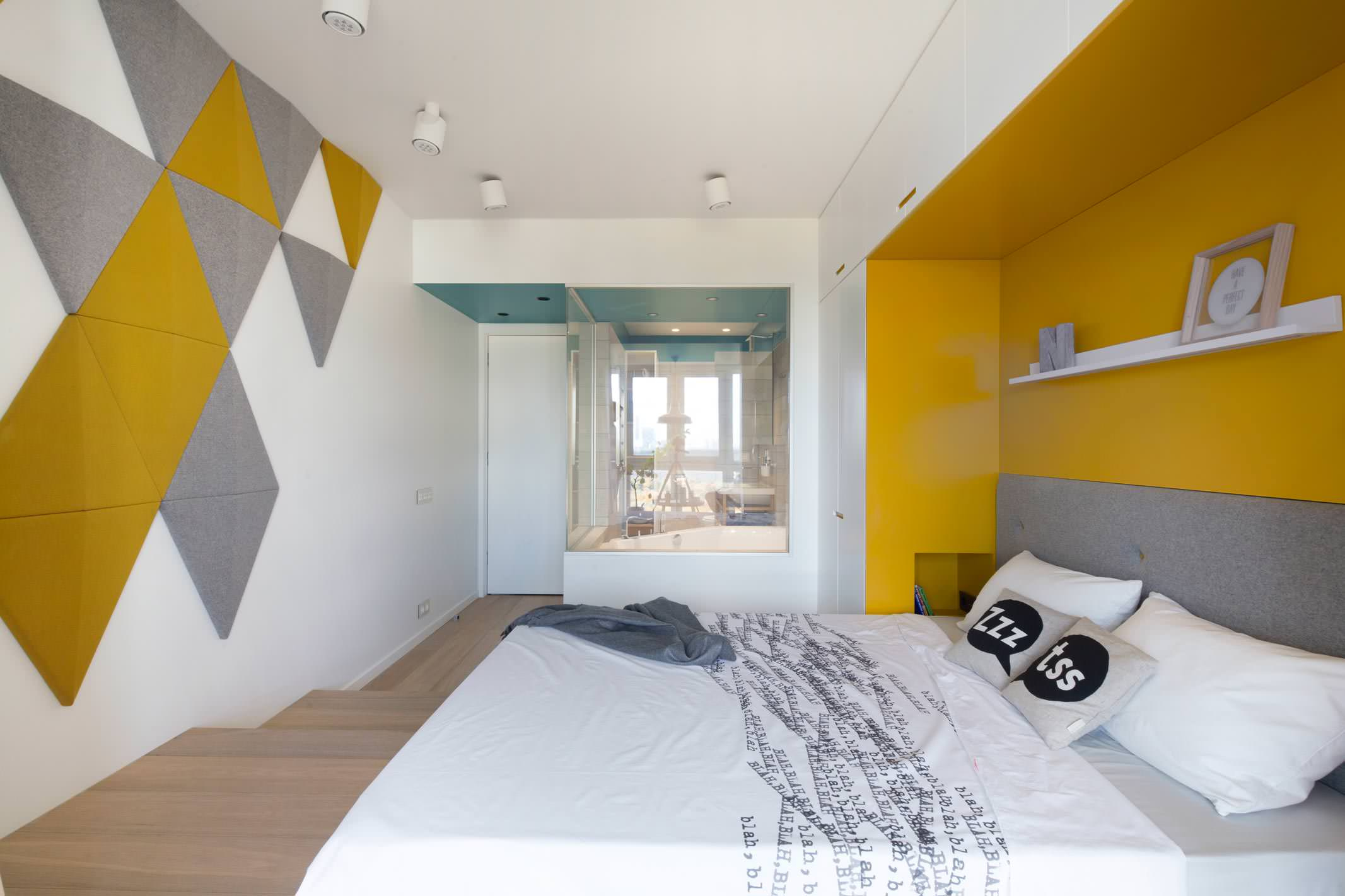 Houzz тур: Подиум в спальне, куб в гостиной