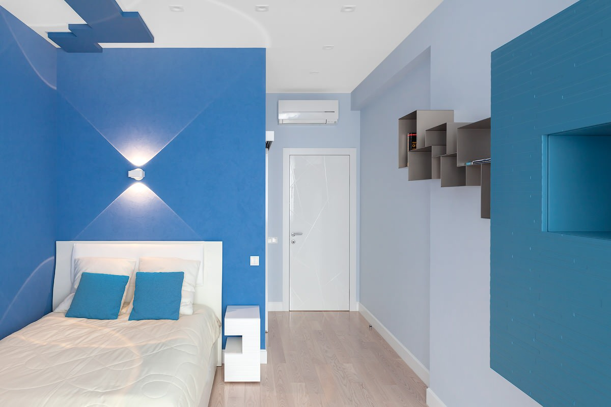 Просто фото: Спальня с гардеробной за изголовьем