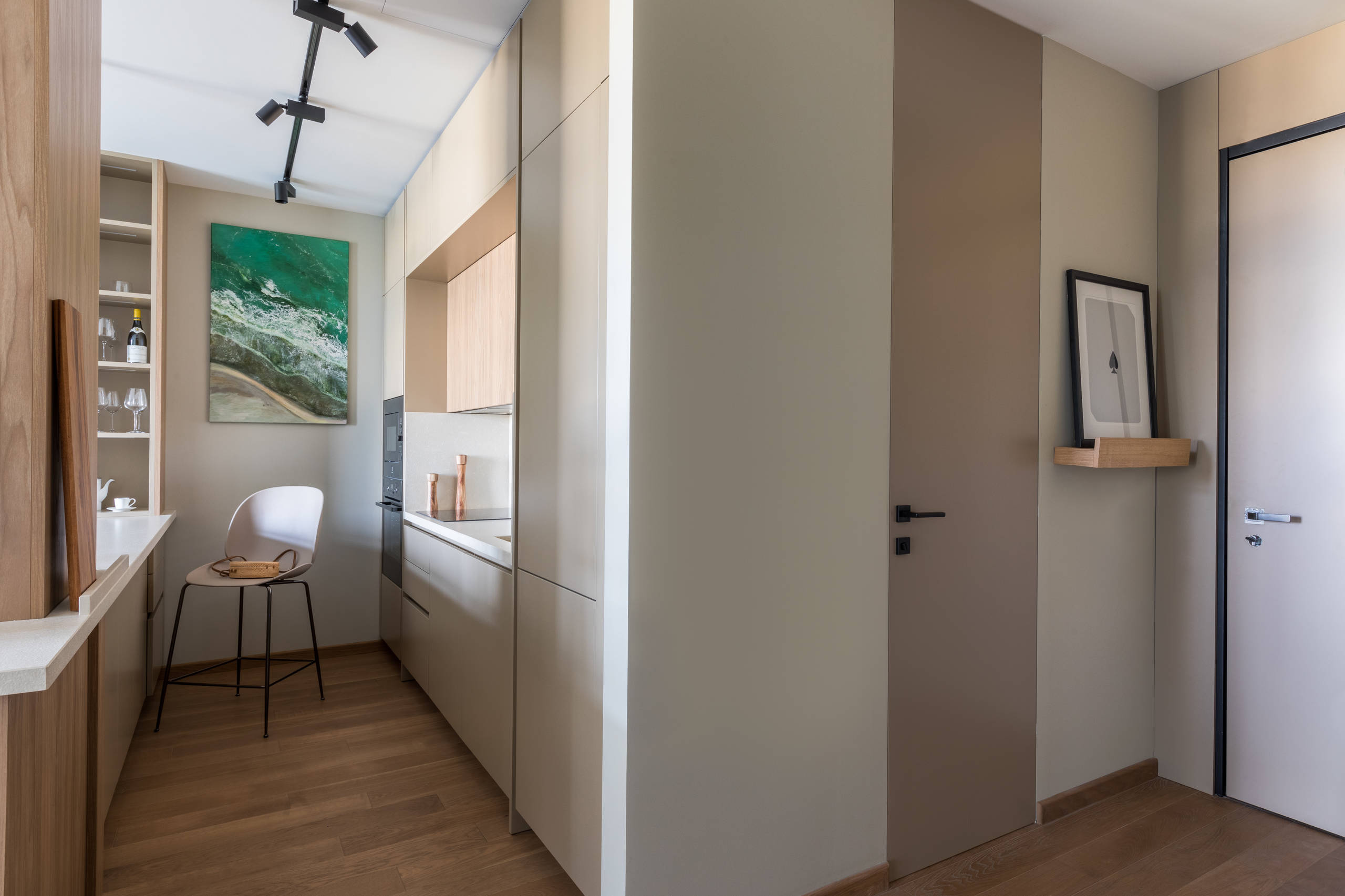 Houzz тур: Квартира с ванной в спальне и сквозным камином