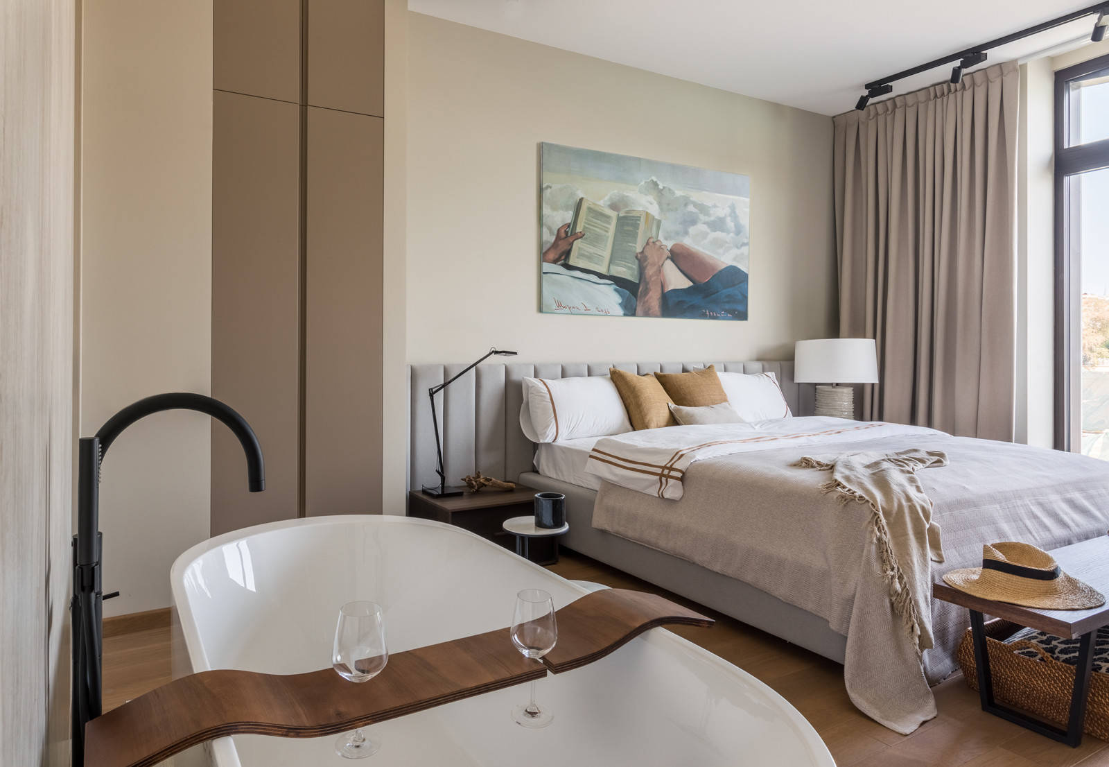 Houzz тур: Квартира с ванной в спальне и сквозным камином