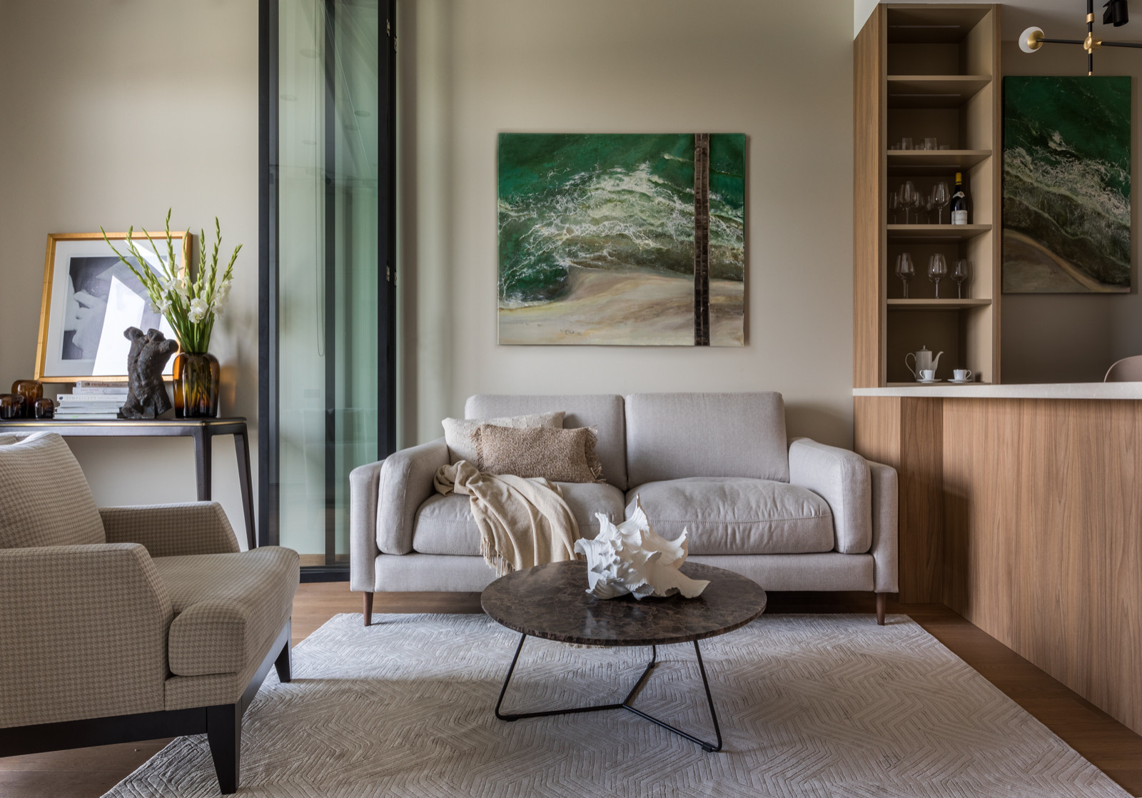 Houzz тур: Квартира с ванной в спальне и сквозным камином