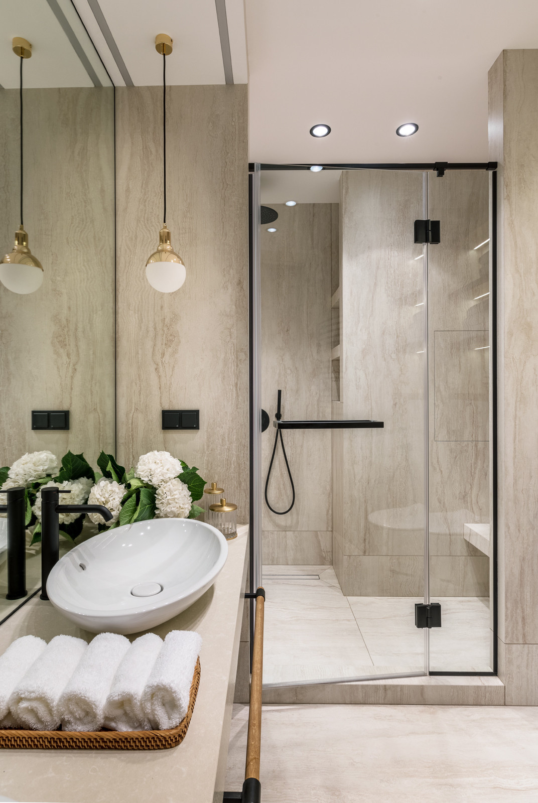 Houzz тур: Квартира с ванной в спальне и сквозным камином