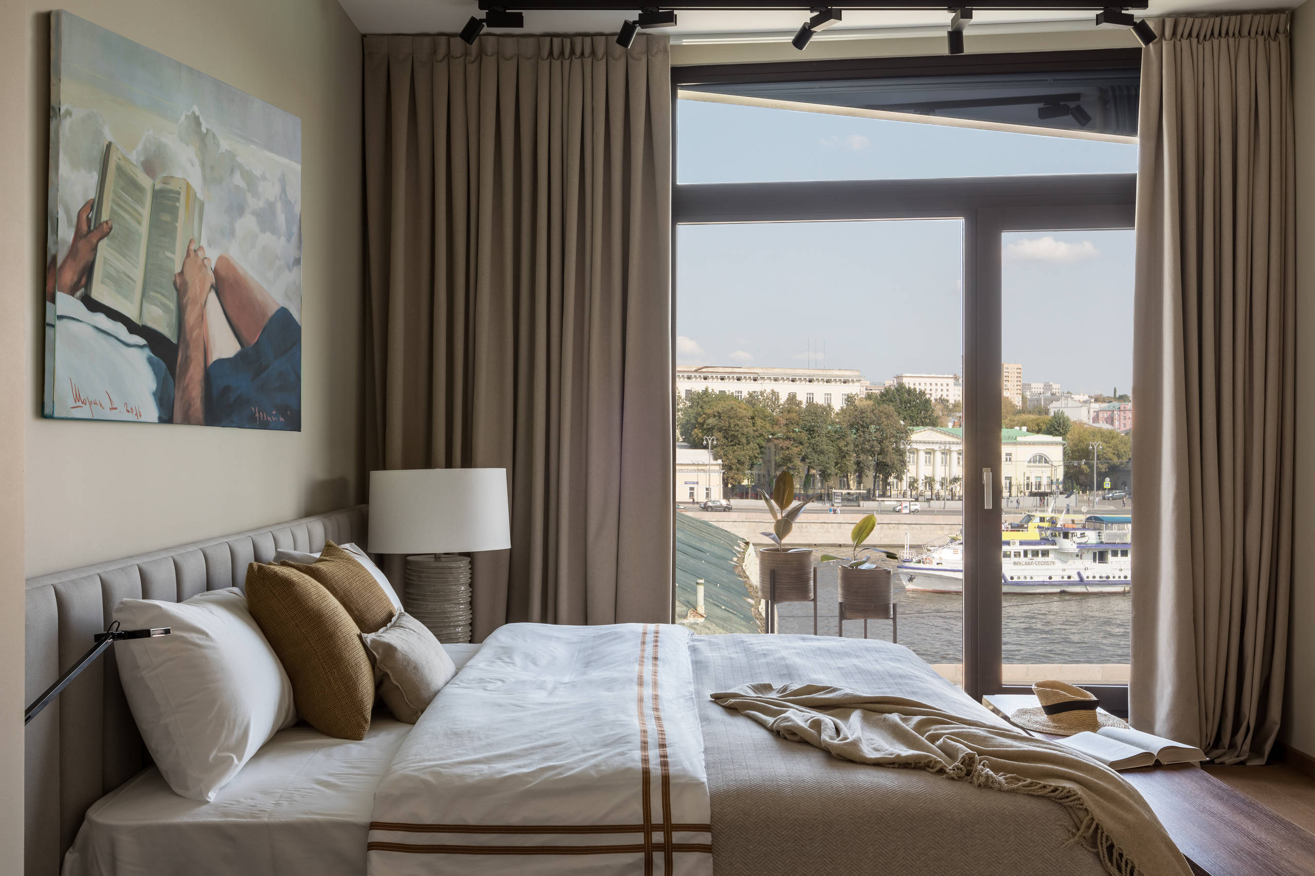 Houzz тур: Квартира с ванной в спальне и сквозным камином