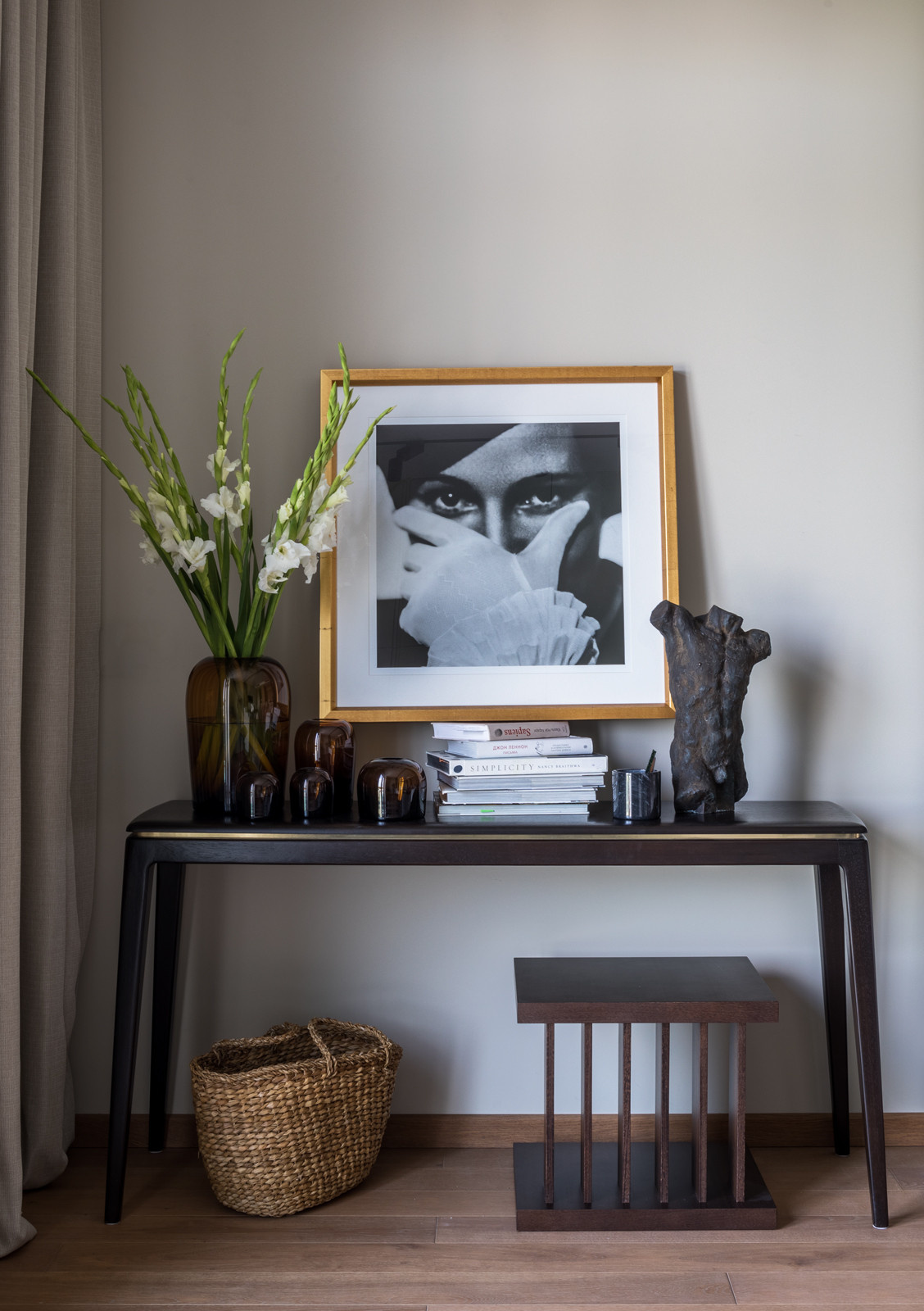 Houzz тур: Квартира с ванной в спальне и сквозным камином